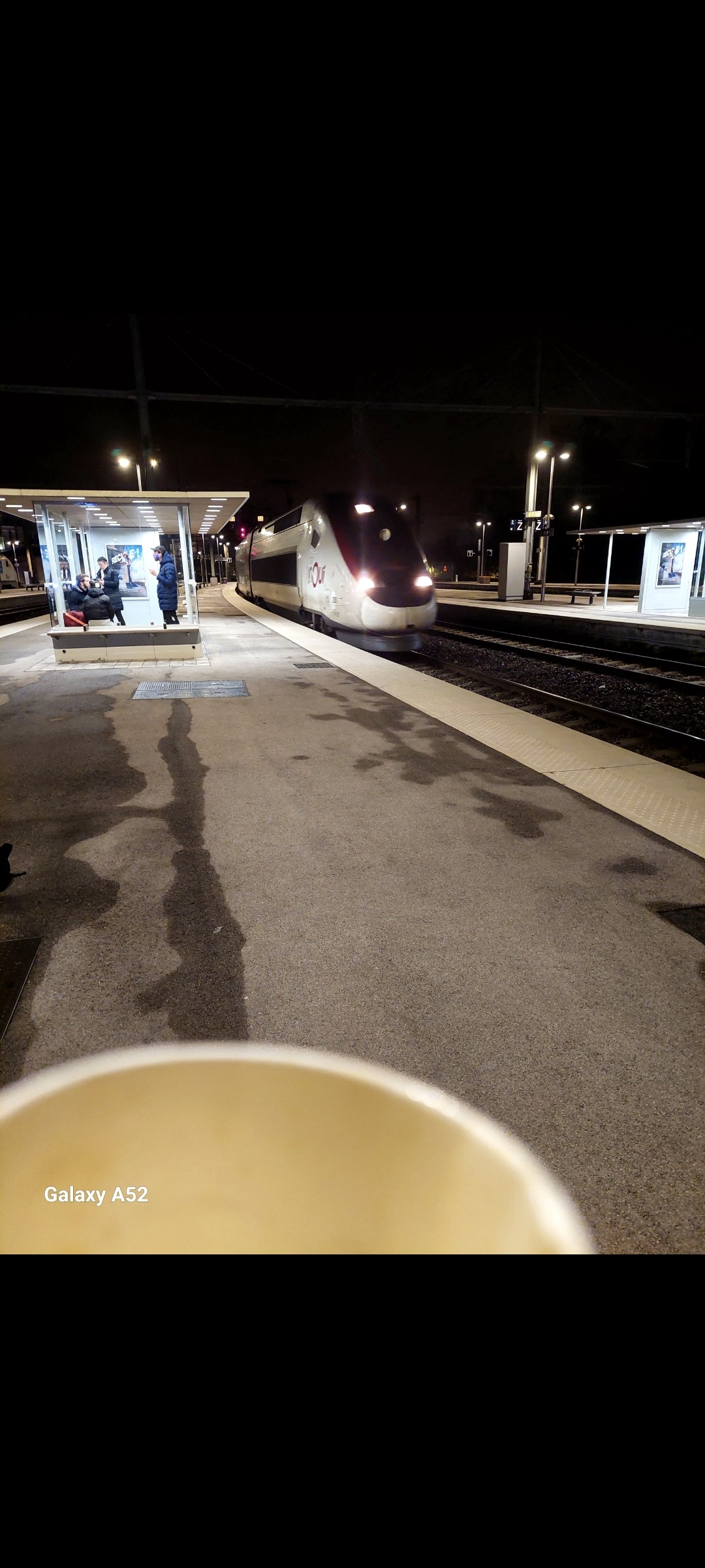 Café Expresso.
Une longue journée aujourd'hui. 
En attendant le train 