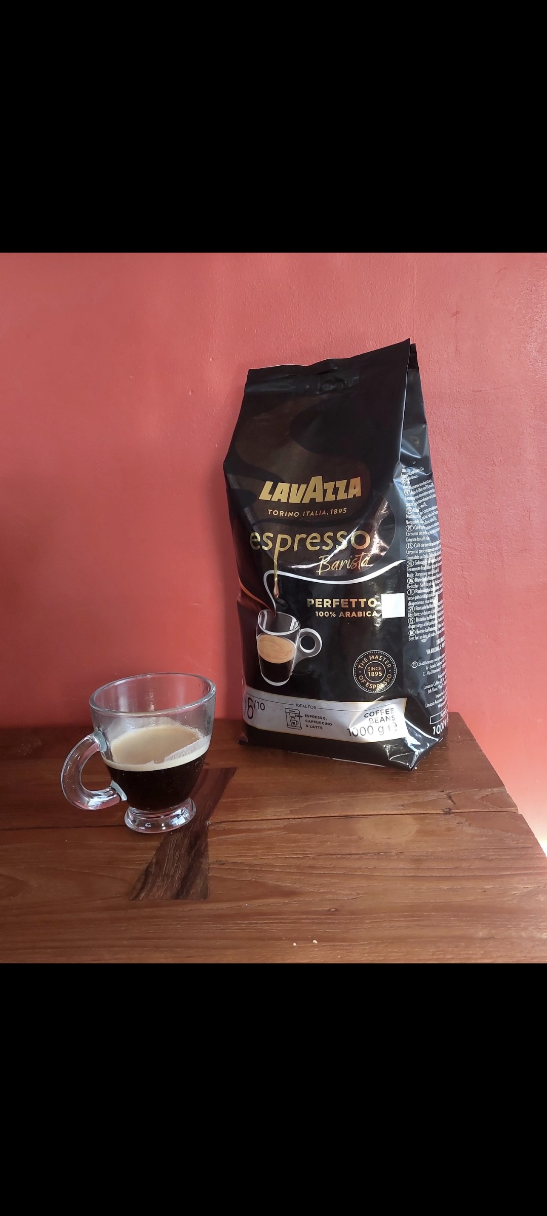 Café Lavazza expresso barista perfetto

Petit expresso rapide avantde reprendre le boulot. 
Je vous laisse découvrir la promesse du produit sur la 2ème photo 