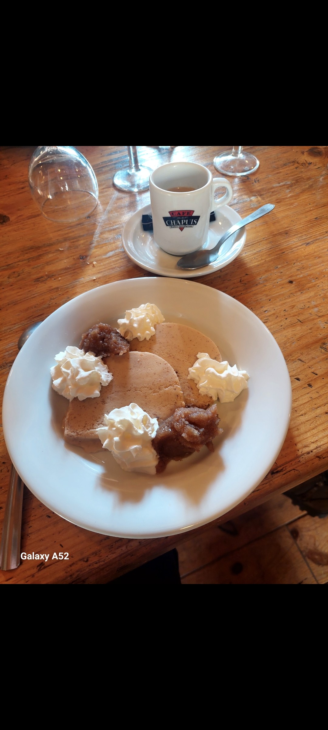 Expresso café en grain
Pour accompagner ce délicieux dessert 
Tout petit restaurant perdu au fin fond de l'Ardèche. Tellement bon qu'on va être obligé d'y retourner !