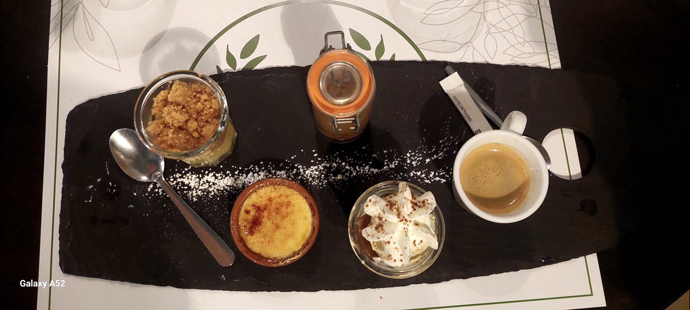 Et pour finir cette journée un café décaféiné gourmand.
Vraiment très très bon avec da mousse au chocolat,  un crème brûlée, une compote de pomme et sa meringue et enfin une crème mont blanc à la crème de marron.