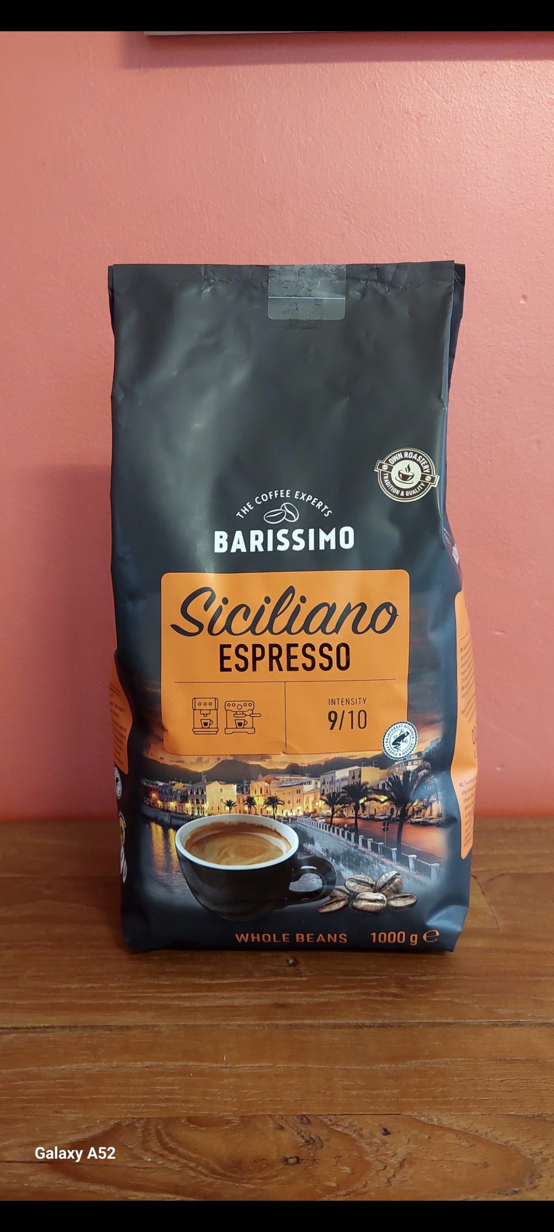 Barissimo est la nouvelle marque du hard discounter allemand Aldi. Siciliano Espresso est un  mélange en grain correct à un prix très abordable pour un café du quotidien (moins de 11 euros le kilo)