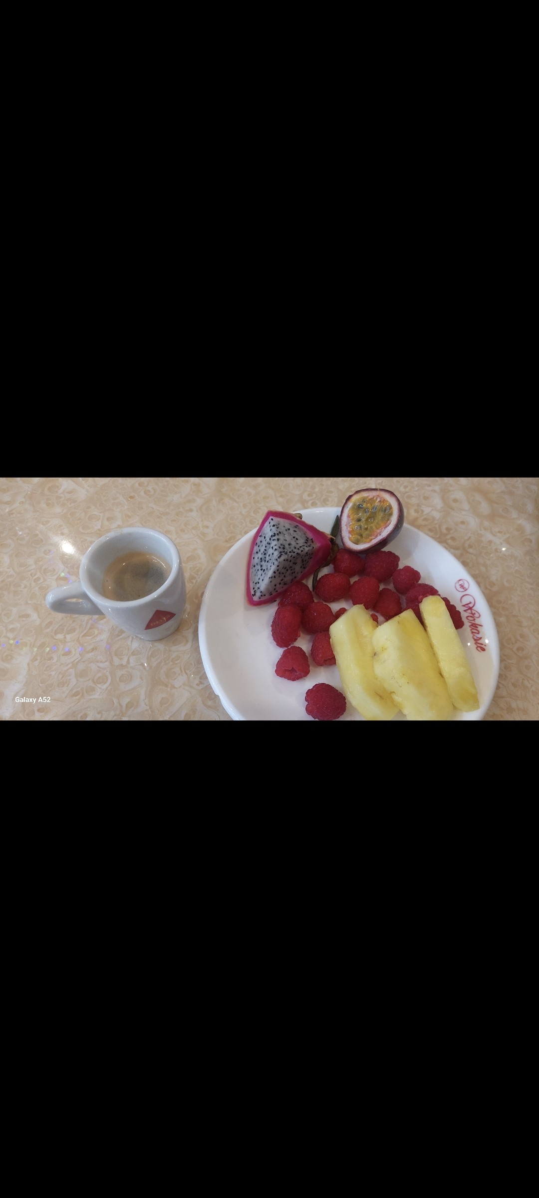 Café  Expresso Delta en grain
Avec quelques  fruits pas du tout locaux  ni de saison !