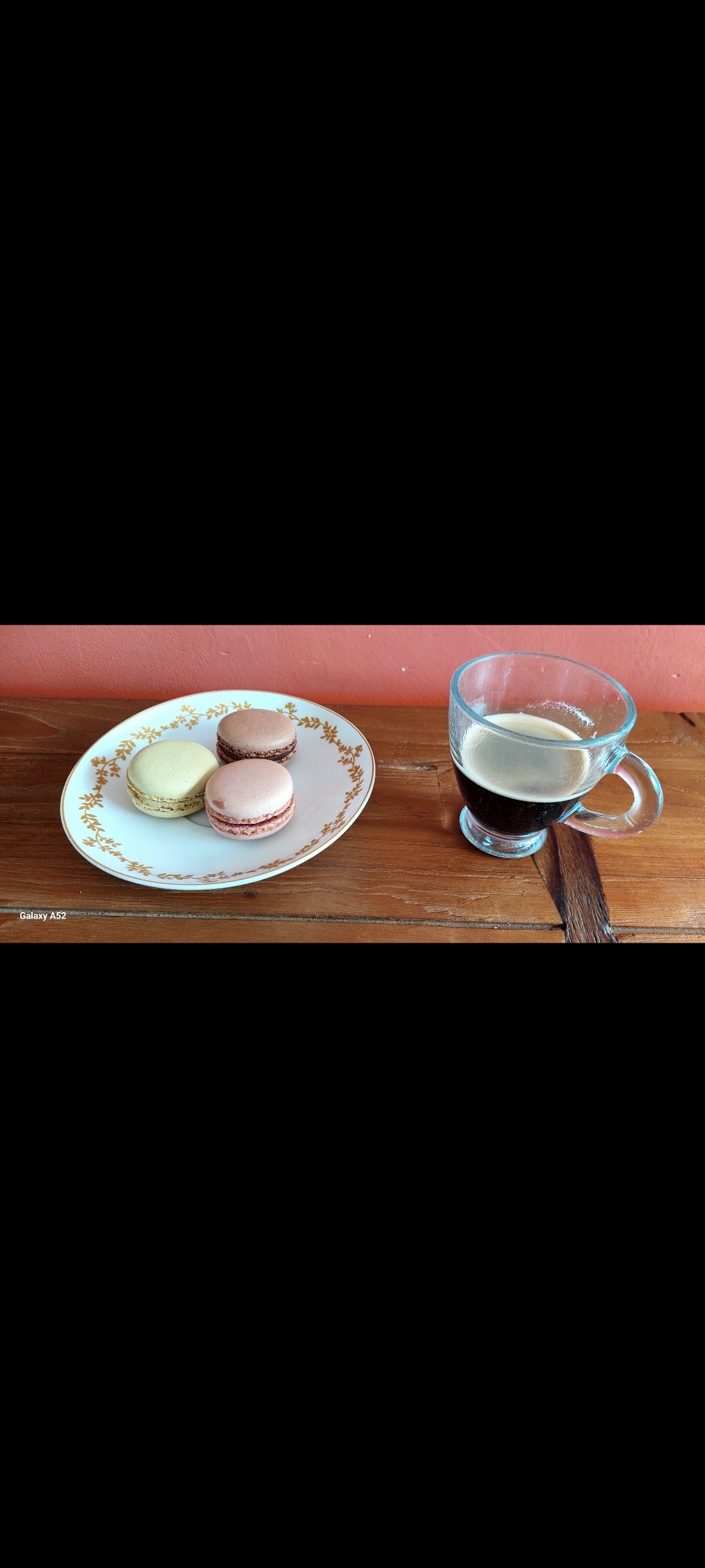 Café Barissimo espresso Siciliano en grain
et 3 macarons de Fabrice Gillotte 
Pistache, cassis et caramel beurre salé 