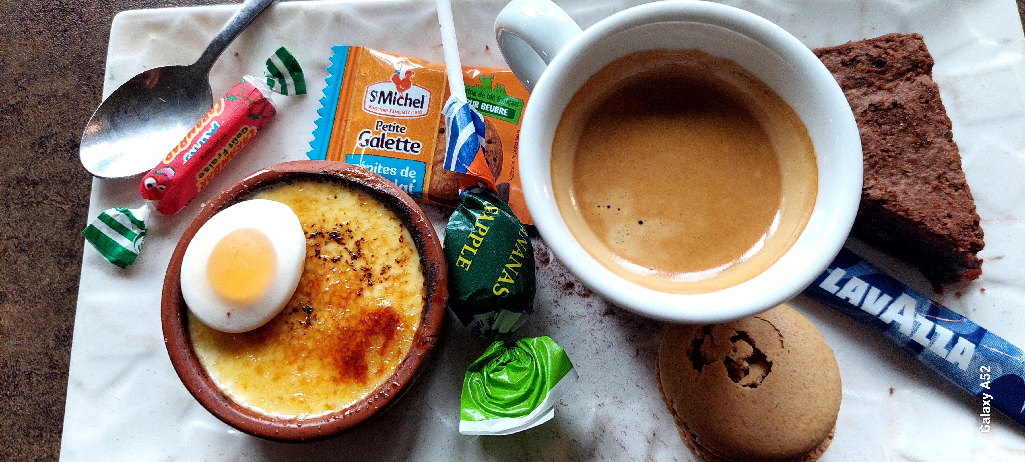 Café Expresso Lavazza 
Accompagné d'un petit café gourmand 