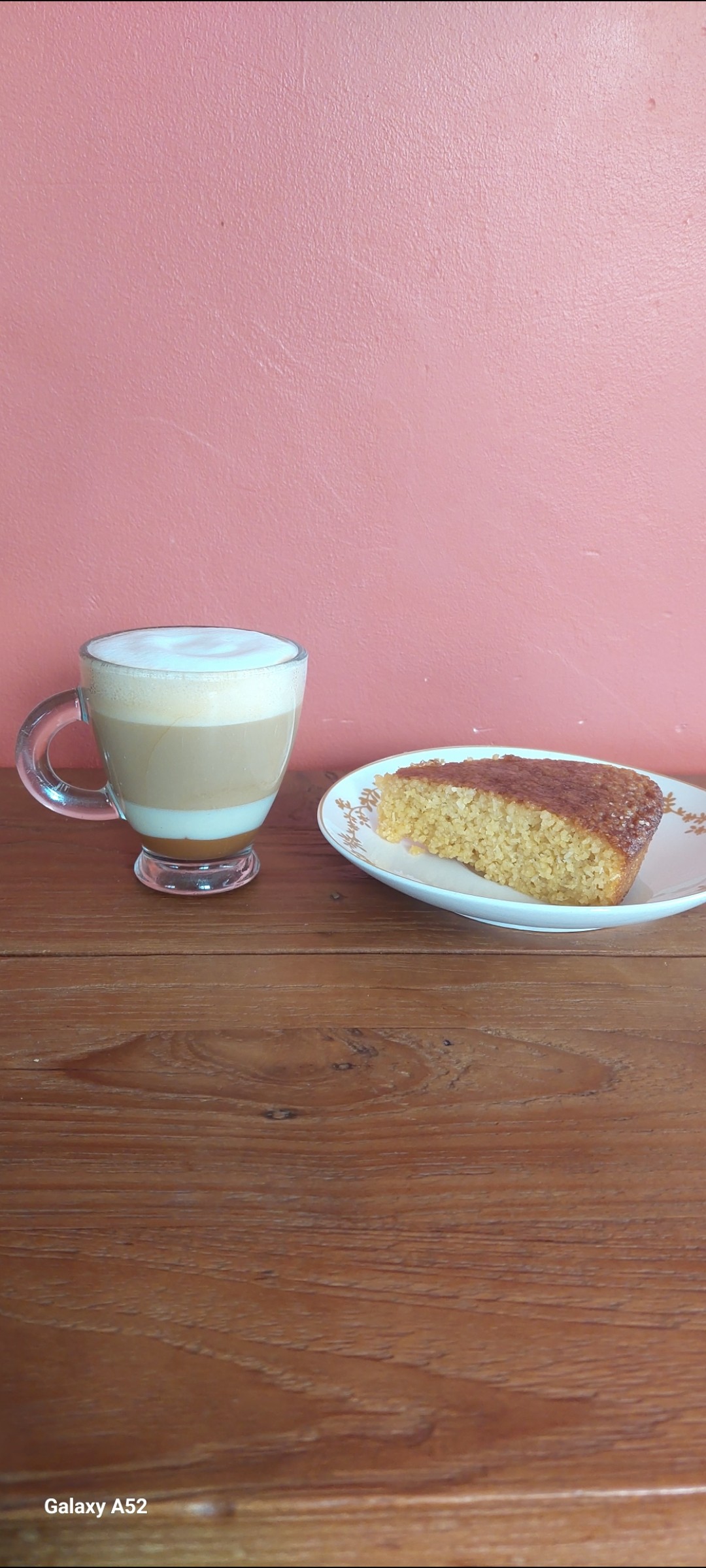 Café l'or Brésil en grains 
Expresso, lait concentré sucré,  caramel et mousse de lait accompagné d'un gâteau de semoule a l'orange