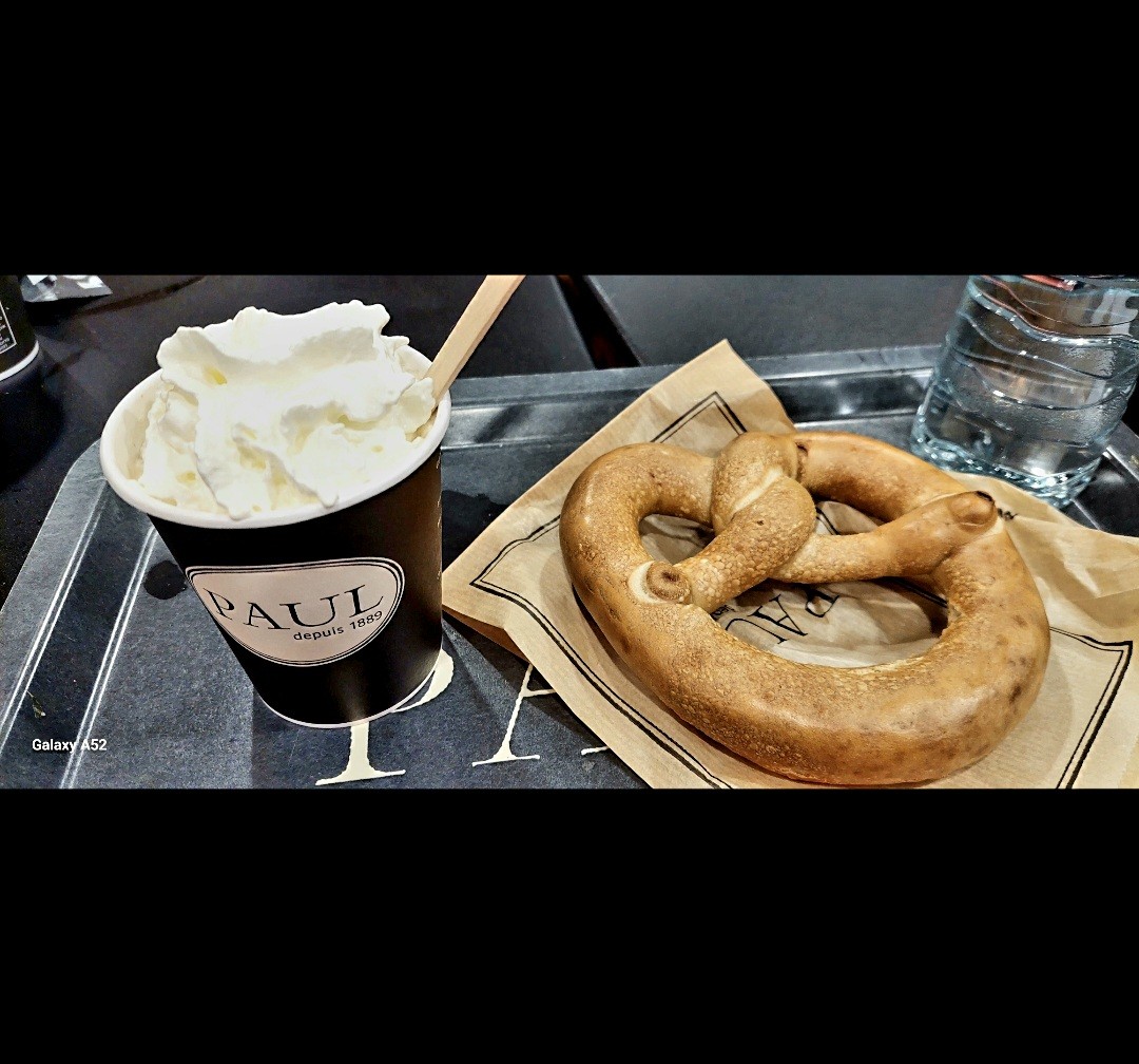 Café viennois accompagné d'un Bretzel 

En attendant le train ce soir

