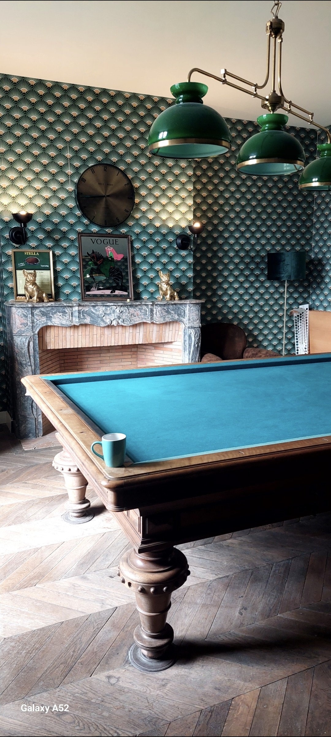 Café Dolce Gusto Lungo 

Quoi de mieux qu'une bonne partie de billard entre amis au coin du feu en sirotant un dernier café ?
La vie de chateau !