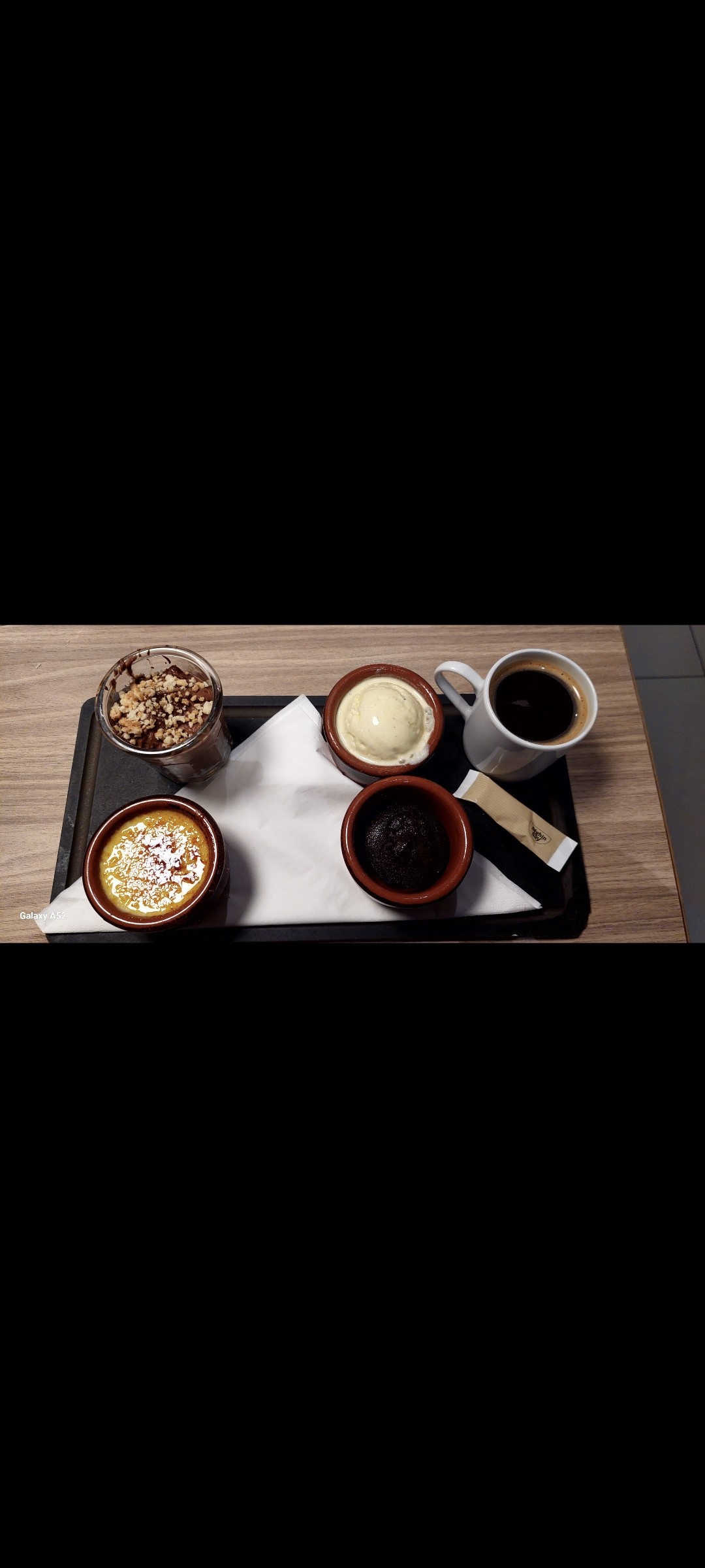 Décaféiné en grains gourmand

En déplacement professionnel sur Paris
Café Décaféiné en grains accompagné d'une boule de glace vanille, d'une mousse au chocolat, d'un fondant au chocolat et d'une crème brûlée !
