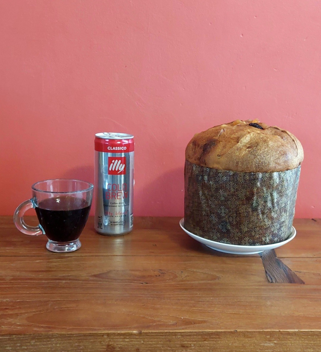 Café Illy Cold Brew Classico en canette accompagné d'un panettone

Le combo parfait pour un delicieux petit déjeuner à l'Italienne 


