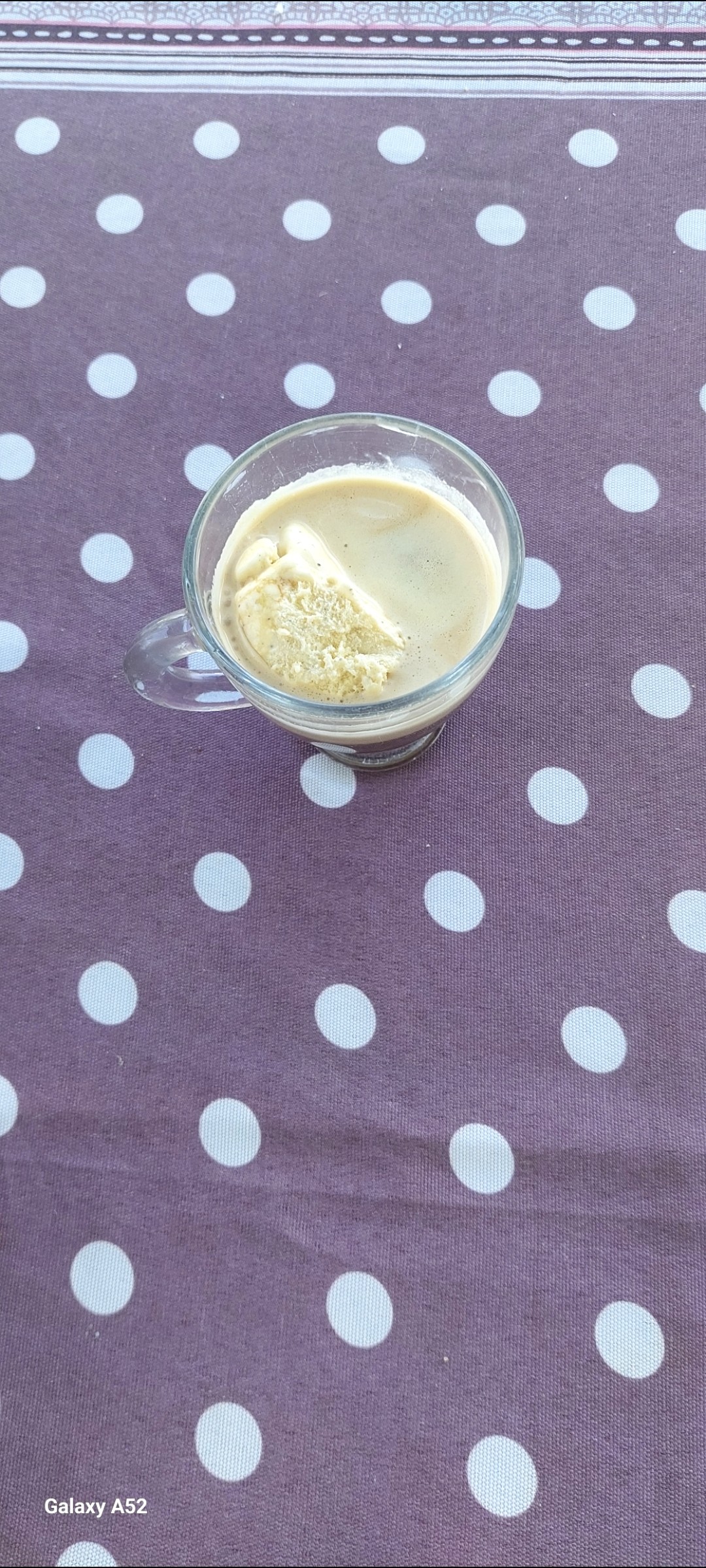 Café L'Or Absolu en grains et une boule de glace à la vanille ce midi. 

Affogato. Il faut bien ça pour ce jour de reprise 