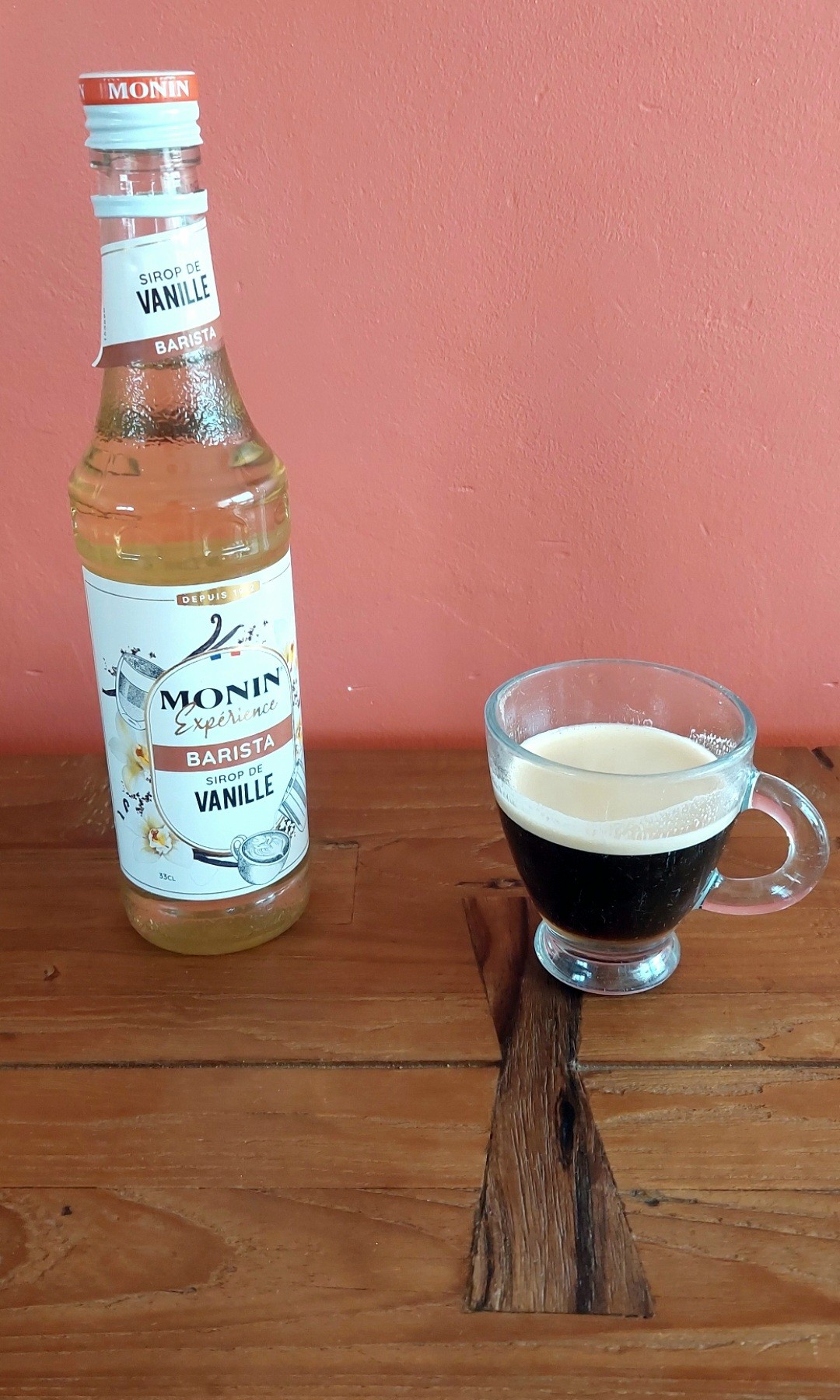 Café Bellarom Espresso Roast en grains 
avec un fond de sirop Monin à la vanille 

Plutôt pas mal au goût 