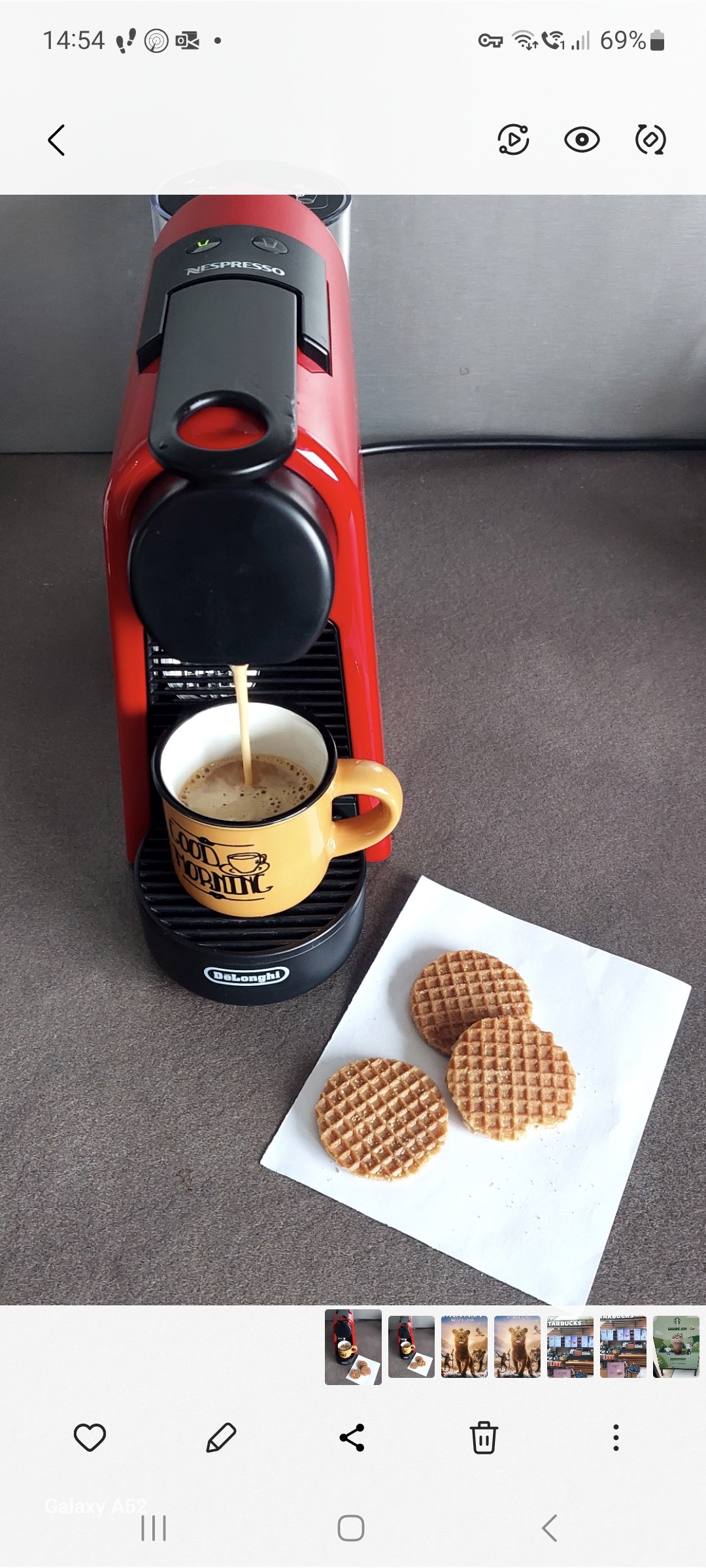 Expresso serré
et quelques minis gaufres au caramel 

Petite pause ce midi entre deux conférences calls