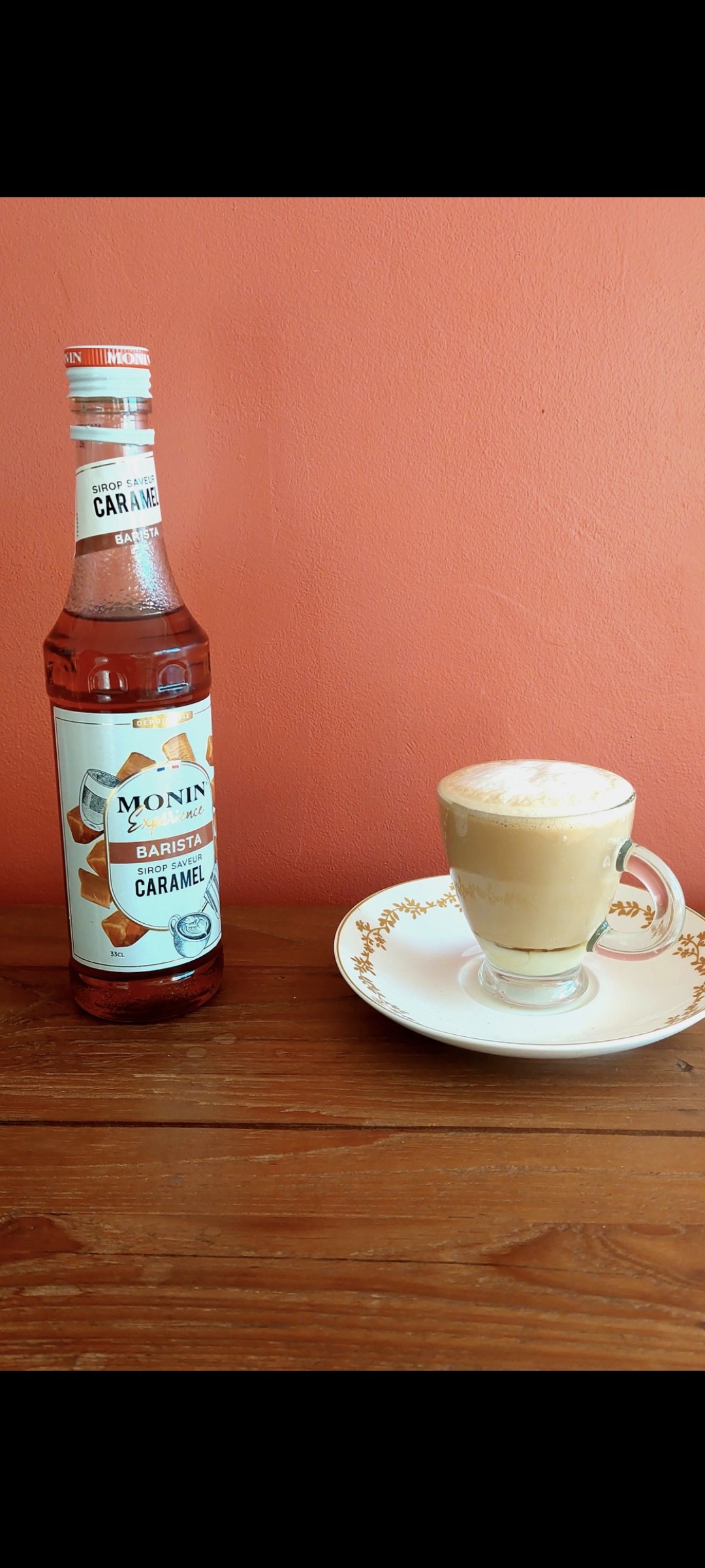 Café Bellarom Espresso Roast en grains, lait concentré sucré, sirop de caramel Monin et mousse de lait.

Pour bien démarrer cette journée 
