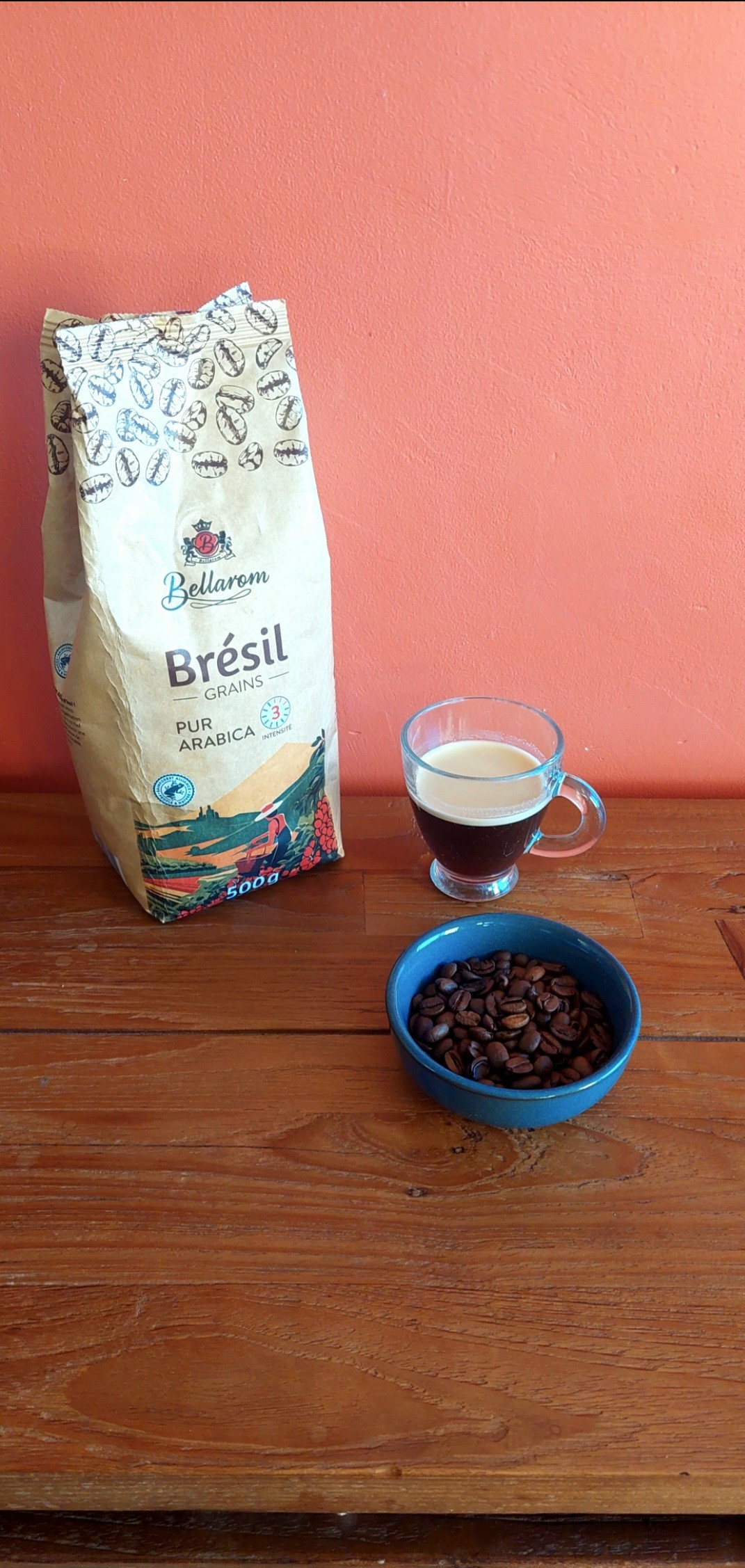 Café Bellarom Brésil en grains 

J'aime la torréfaction un peu moins forte que d'habitude et la petite pointe d'acidité 

Nouveau café pour cette fin de semaine.
Je viens de me rendre compte que cela fait une éternité que je n'avais pas acheté un café du Brésil !
On va éviter l'incident diplomatique ;-)