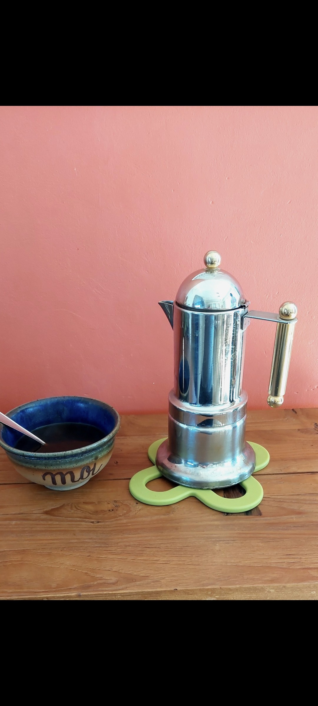 Café Bellarom Brésil en grains 

Je profite d'avoir un peu de café moulu pour ressortir ma cafetière à expresso 
Le résultat est très mitigé pour cet expresso 3XL