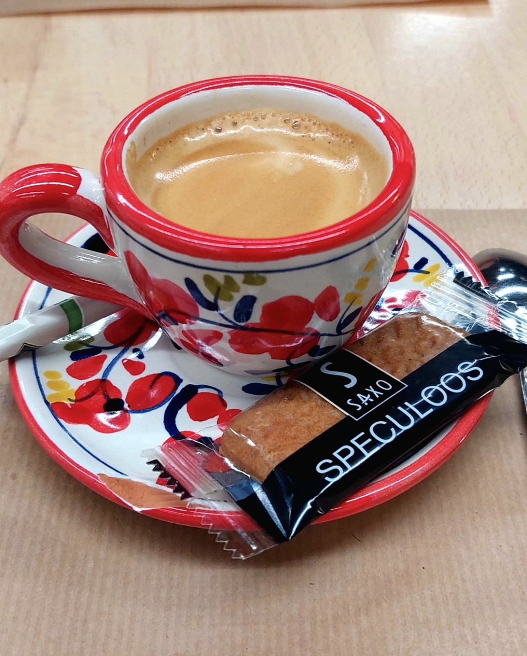 Expresso serré,

Enfin un très bon café dans un restaurant !
En plus la tasse est superbe.
Idéal en fin de repas pour accompagner ce délicieux Baba au Rhum Napolitain De Vivo.