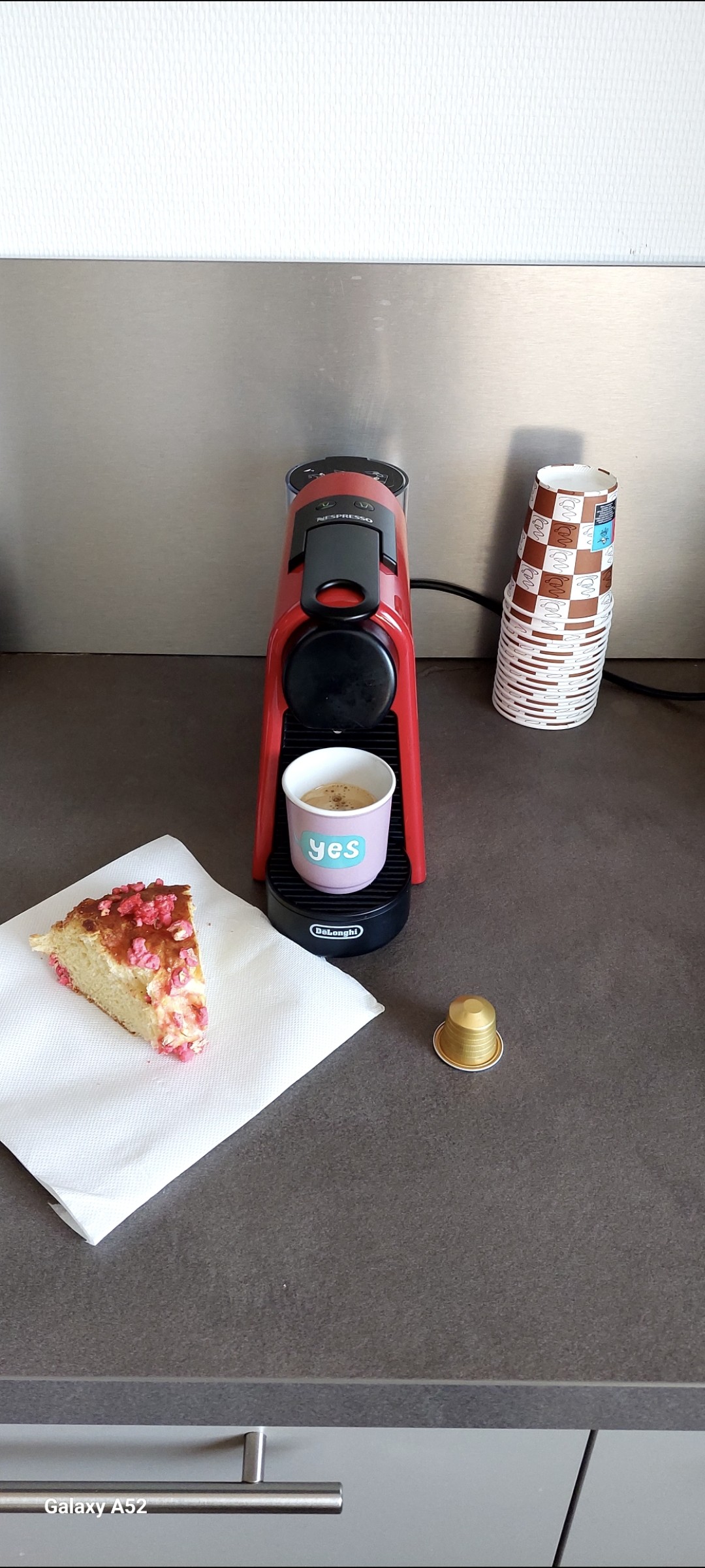 Café Bellarom Espresso Classico 

Anniversaire de notre collègue partie 2
Double expresso bien serré !

Pour son anniversaire notre collègue nous a ramené cette fabuleuse brioché aux pralines.
Cette spécialité Lyonnaise est juste incroyable !
