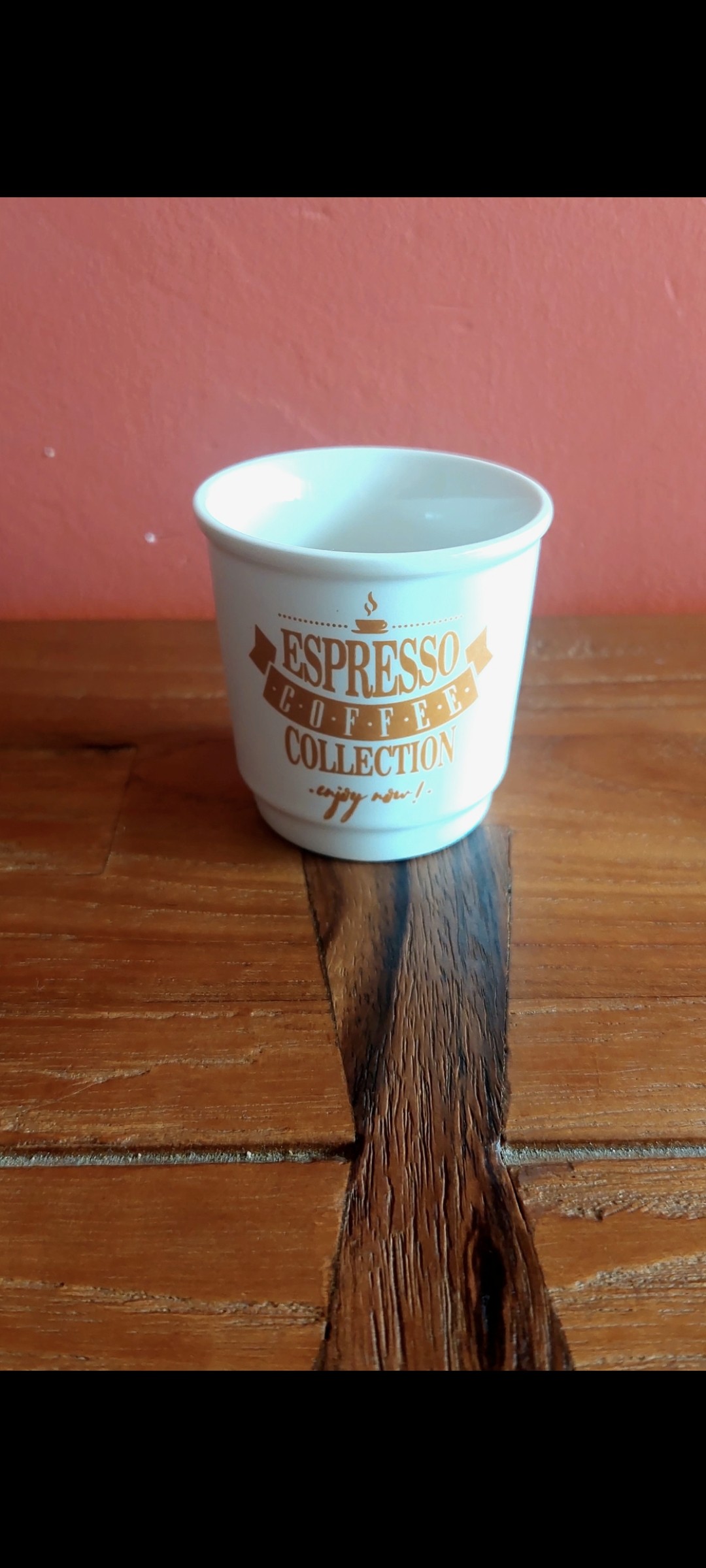 Nouvelle tasse à expresso 15 06 2025. Un bien joli cadeau.