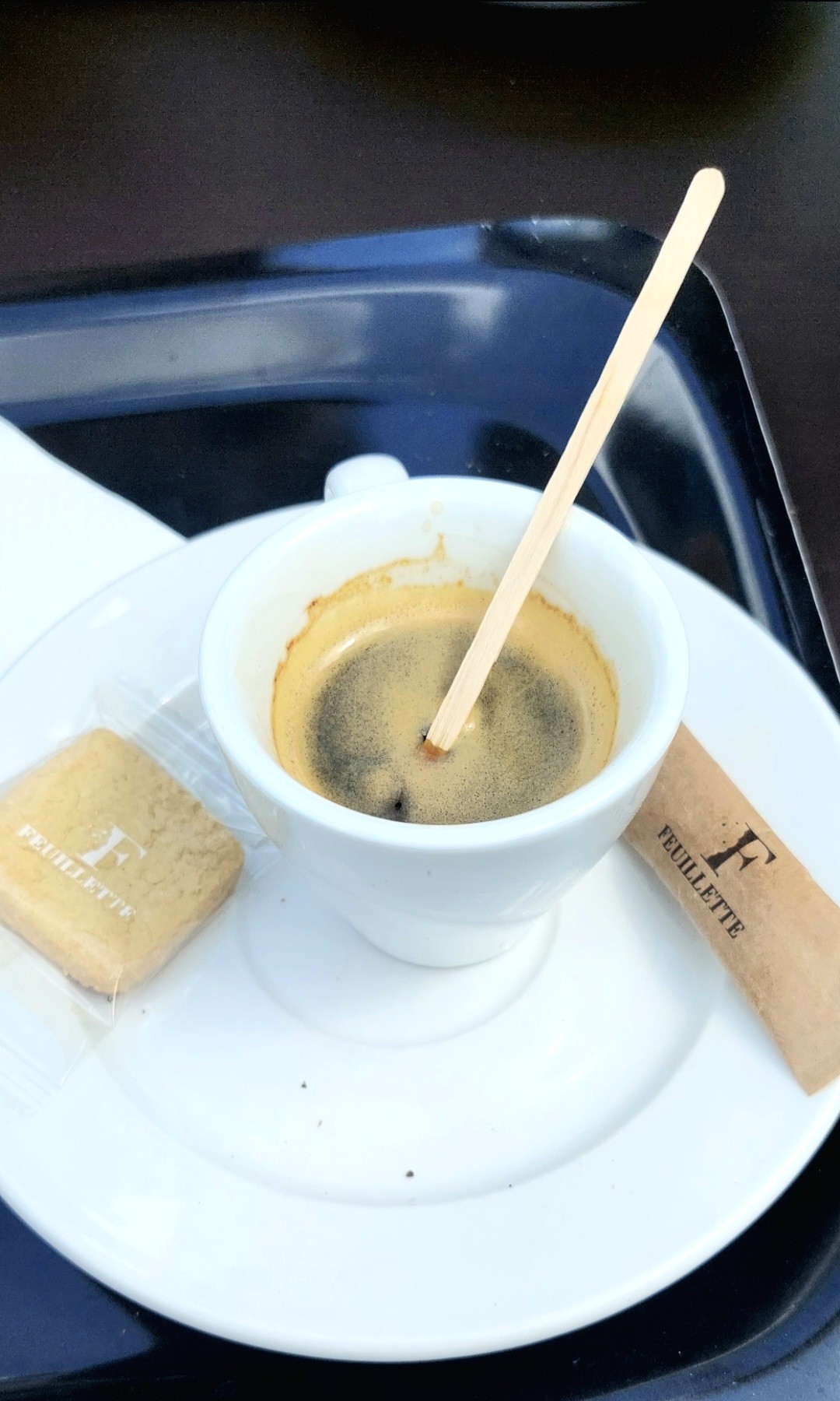 Café Feuillette
Double expresso 

Petite pause entre collègues avant la réunion de travail
Ça change du MC Do