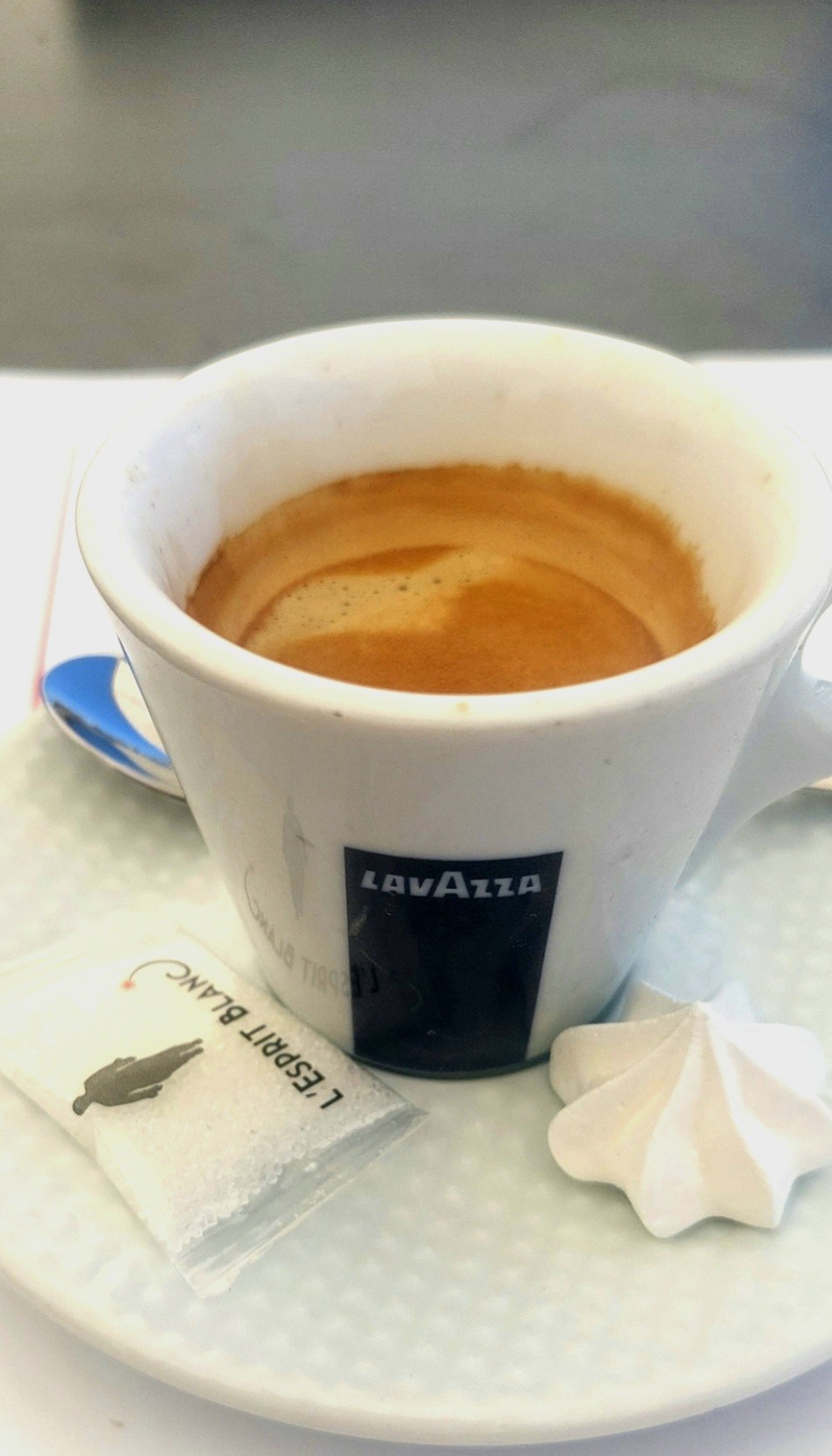 Expresso Lavazza en grains,  bien serré 

En terrasse ce midi !!!