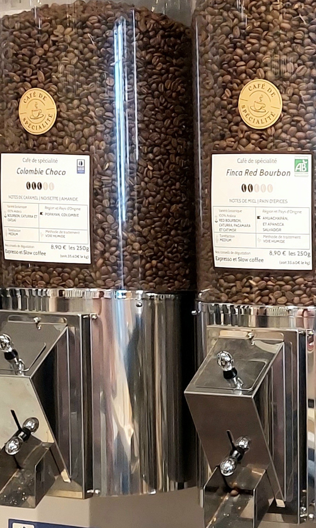 Balade à Lyon 
Arret chez le vendeur de café 
Pas mal de choix dans cette boutique 

Devinez ce que j'ai acheté  ?
Colombie Choco transporté en France en bateau à voile !!!
Ou Finca Red Bourbon bio du Salvador