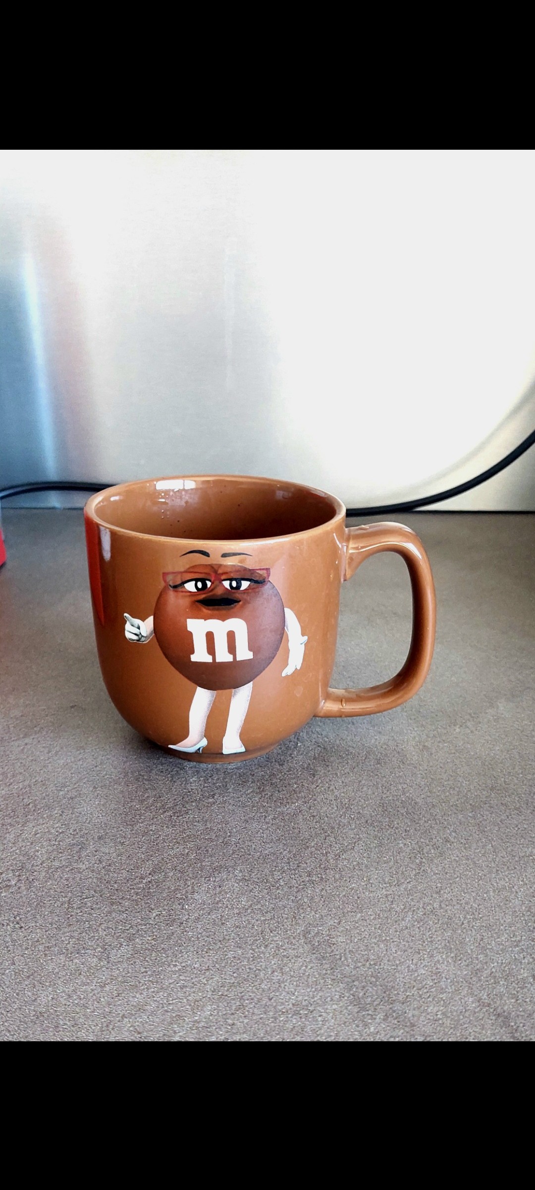 Jolie tasse oubliée ce matin dans la salle de pause par un collègue de travail 