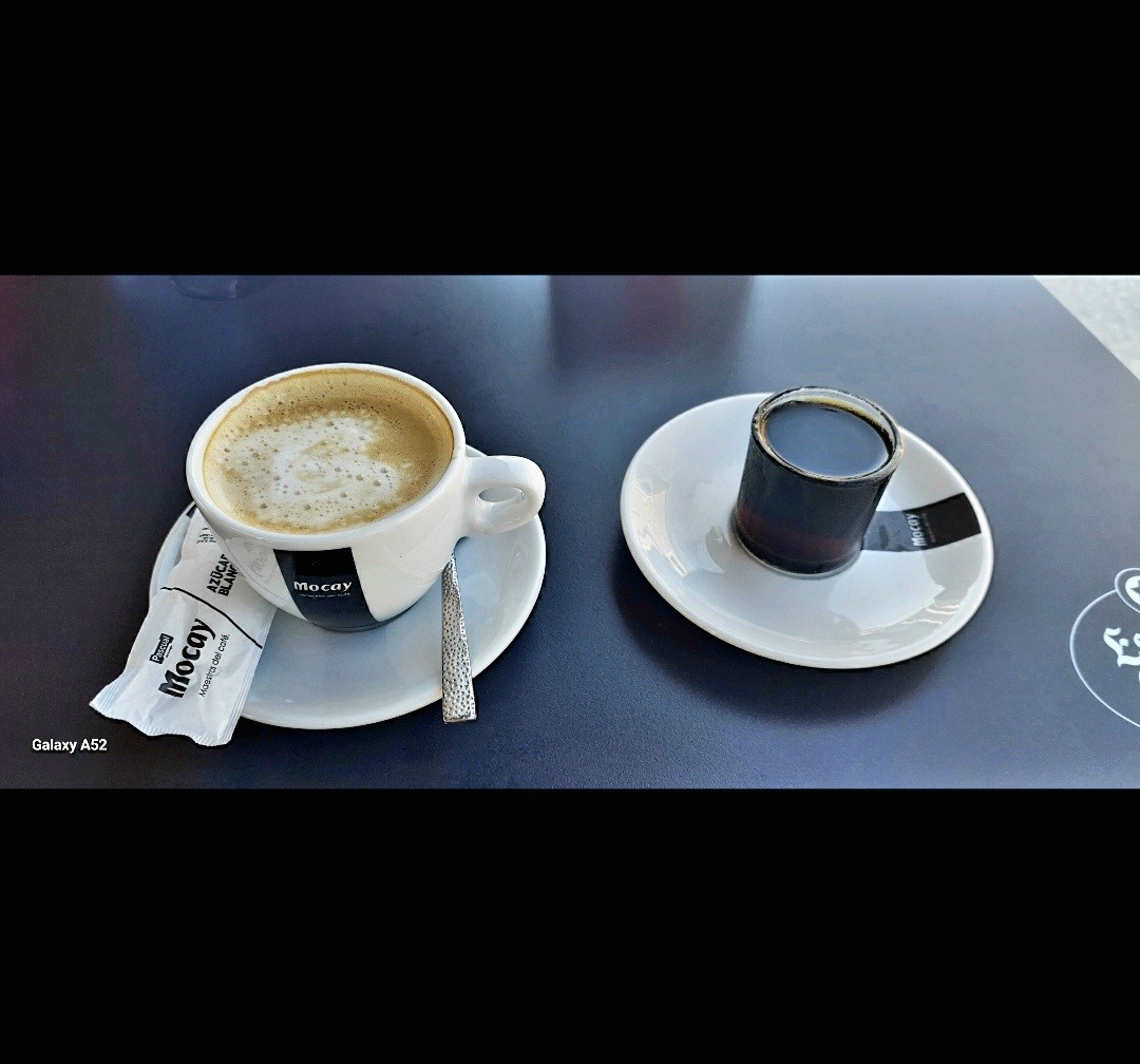 Petite pause cet après-midi 

Pour moi ce sera un café con leche accompagné d'un shot de licor de café une des nombreuses spécialités de Galice !