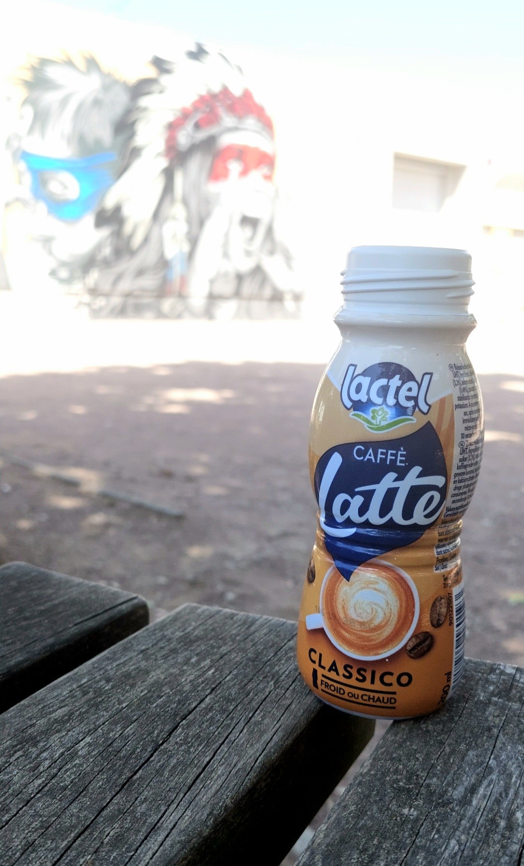 Café Latte classico glacé, Lactel
Dernier picnic de la semaine
Trop de lait dans cette boisson à mon goût.
Petit geste pour la planète : la marque à supprimé le bouchon pour gagner quelques grammes de plastique. Le bouchon a été remplacé par une capsule en aluminium !!!