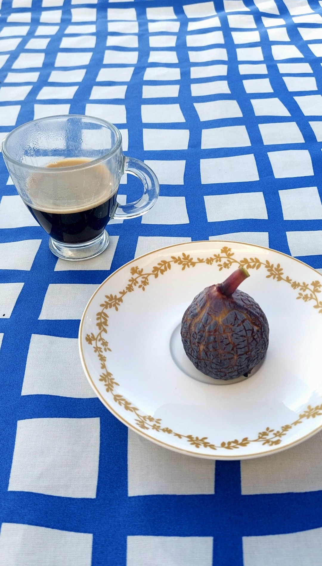 Café l'Or Absolu Suprême intensité 13 en grains 

Petit expresso et première figue du jardin de l'année.
Très bon combo pour bien commencer la journée 
