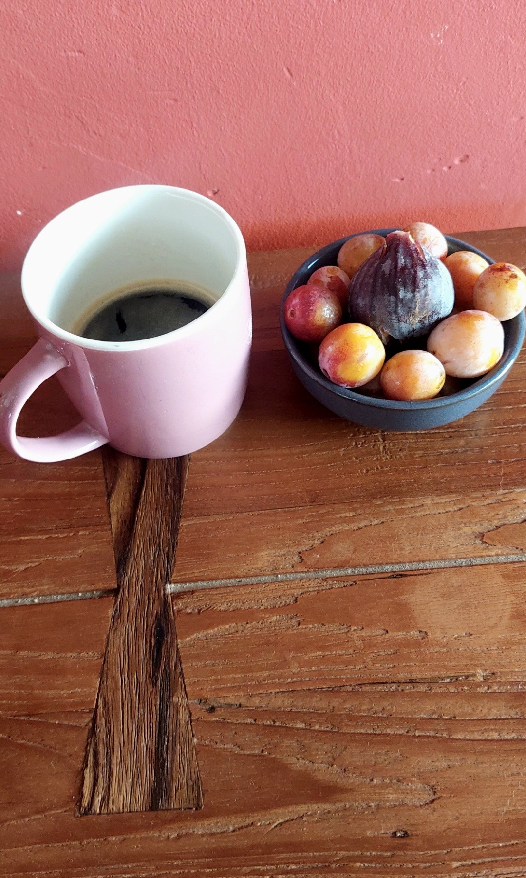 Café l'Or Absolu suprême intensité 13 en grains 

Ultime tasse ce matin de ce café très très fort 
On y prend goût finalement et tous les autres paraissent un peu léger 

Accompagné par une figure et quelques mirabelles du jardin 
