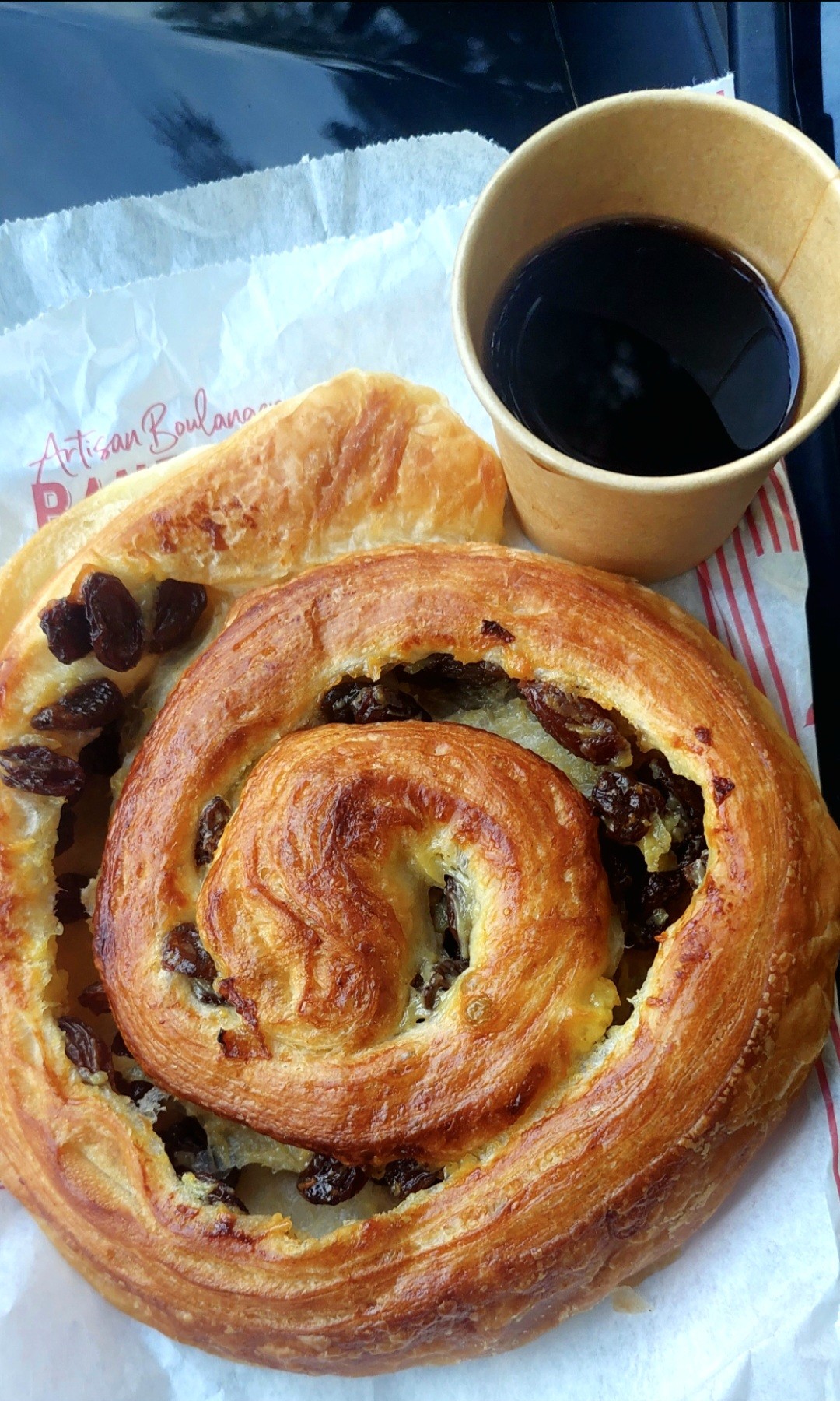 Expresso serré en grain
Accompagné d'un pain aux raisins artisanal 

La journée va être très très longue 