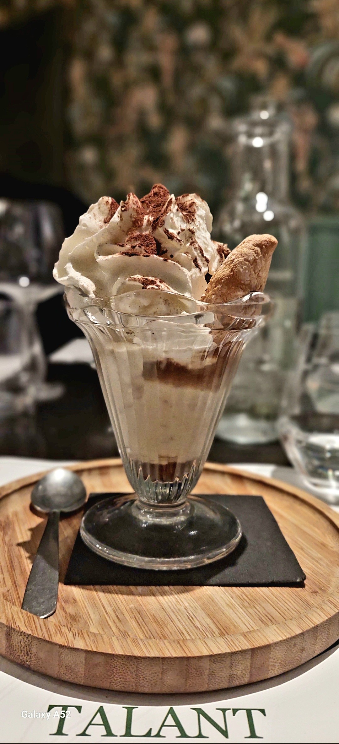 Café  liégeois 

Expresso glacé , glace café, glace vanille et chantilly 