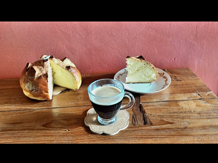 Café Créma Way to Go en grains
1er Expresso bien serré de la journée accompagné d'une cuchaule Suisse ( recette du canton de Fribourg - pain au lait et au safran )