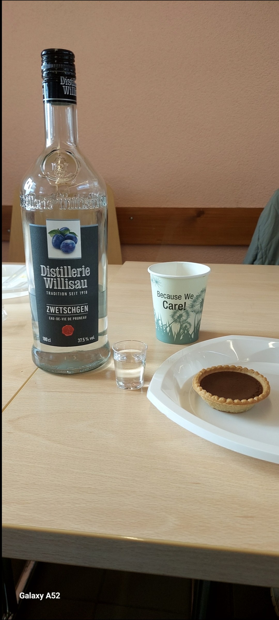 Balade en Suisse part 2

Café tireur Prez vers Noreaz 
Nespresso accompagné d'un shot d'alcool de prune et d'une tartelette au vin cuit

Décidément les Suisses du canton de Fribourg sont doués pour sortir un bon café !
