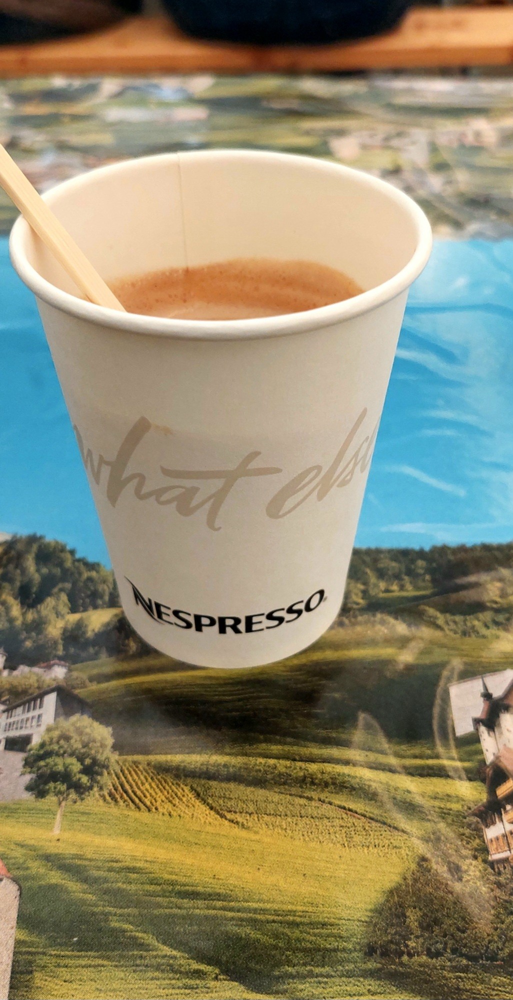 Balade en Suisse partie 3
Nespresso long accompagné d'une delicieuse tarte au vin cuit
Petit stop à Grangettes dans le canton de Fribourg pour participer à la célèbre fête du vin cuit.
Depuis le temps que j'attends ce moment