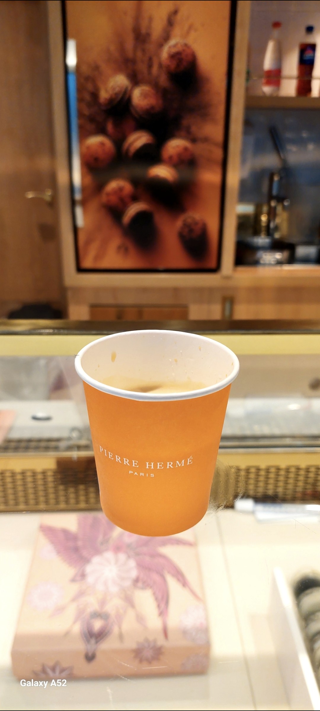 Expresso Arabica en grains Pierre Herme Paris
En attendant le train Paris Gare du Nord
Pour le coup ce café est très bon