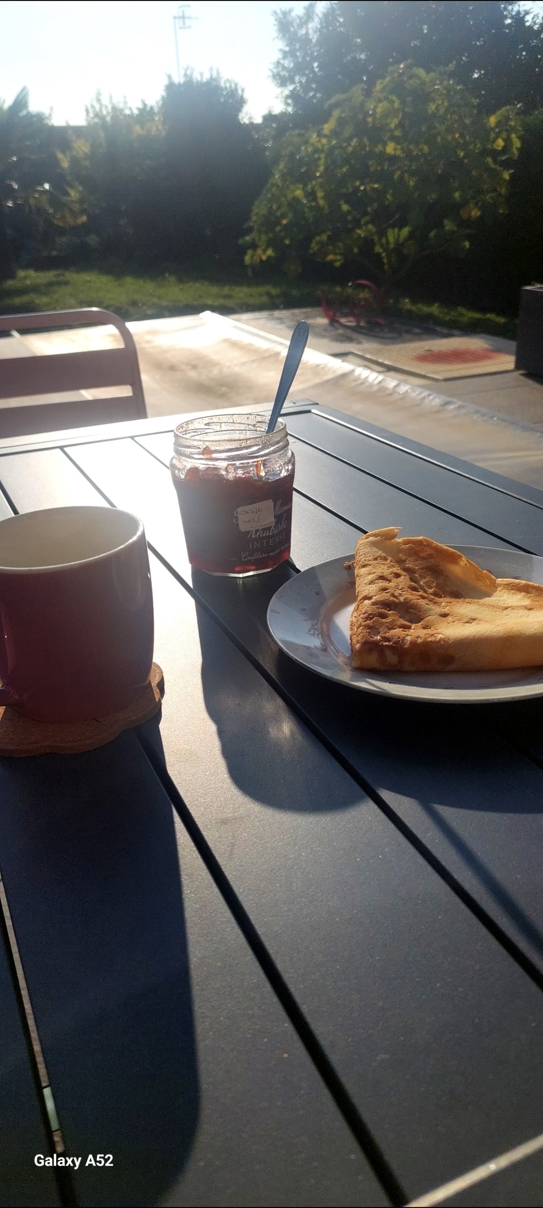 Café Créma Way to go en grains
Double Expresso et crêpe à la confiture de cerise maison.
Petit bonheur qui n'a pas de prix : pouvoir déjeuner à l'extérieur un 18 Octobre dans l'est de la France