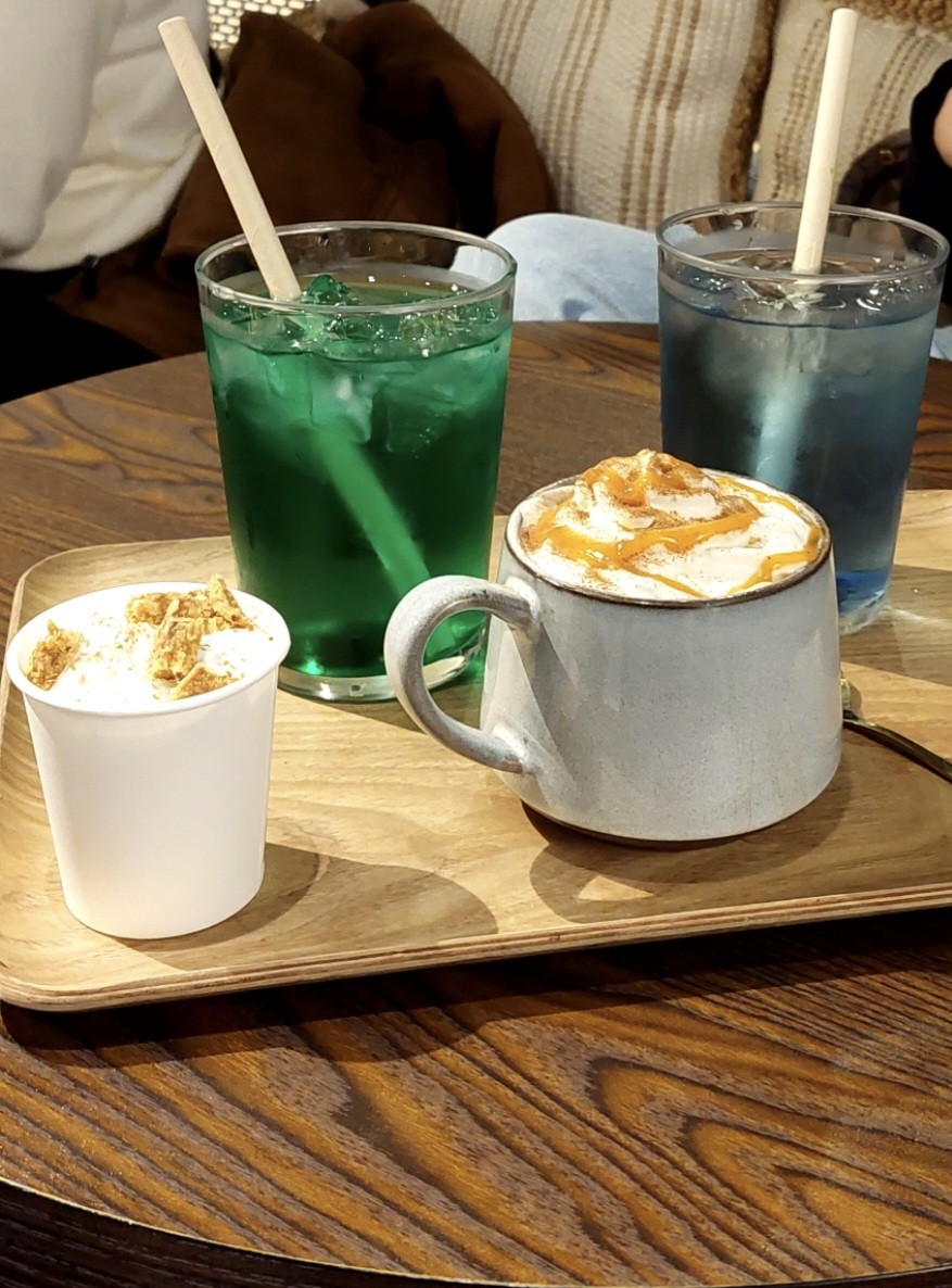 Pumpkin spice latte en grain
Petite sortie chez Touffu, le café ouvert aux chiens cet après-midi pour goûter cette spécialité de saison !