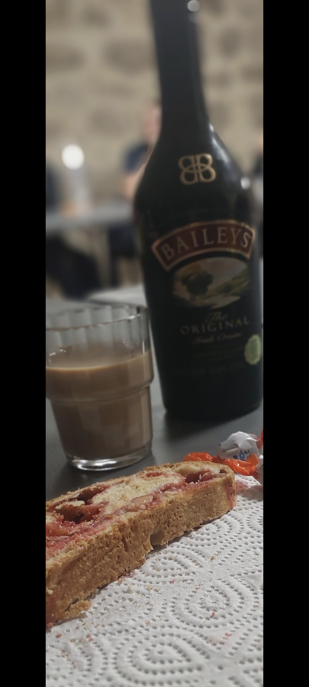 Café Carte Noire moulu allongé de Baileys accompagné de brioche aux amendes et confiture de cerise et de quelques Schoko bons Kinders.
Ça intéresse quelqu'un ?