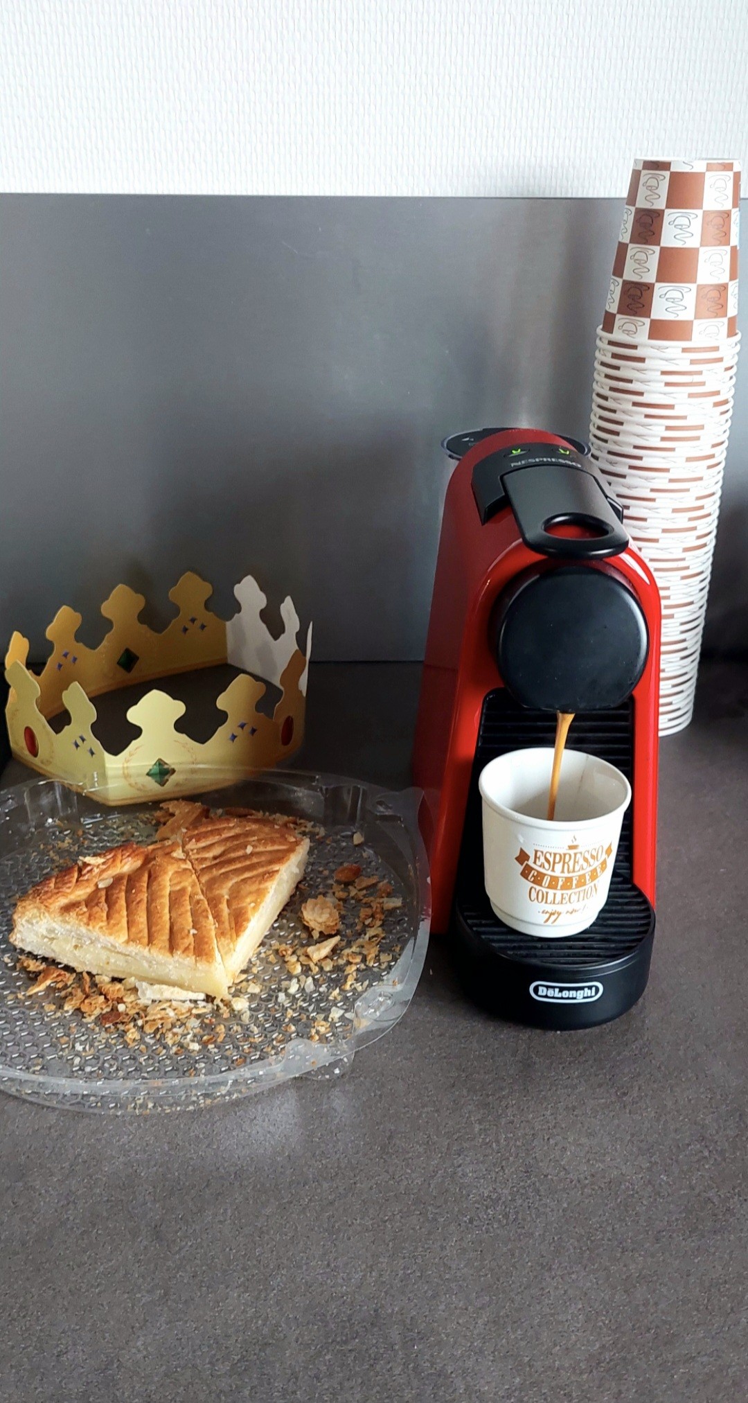 Bellarom Lungo, capsule 

Expresso et la première galette des rois au travail ce matin ;-o

Très en avance et trop industrielle, je passe mon tour 