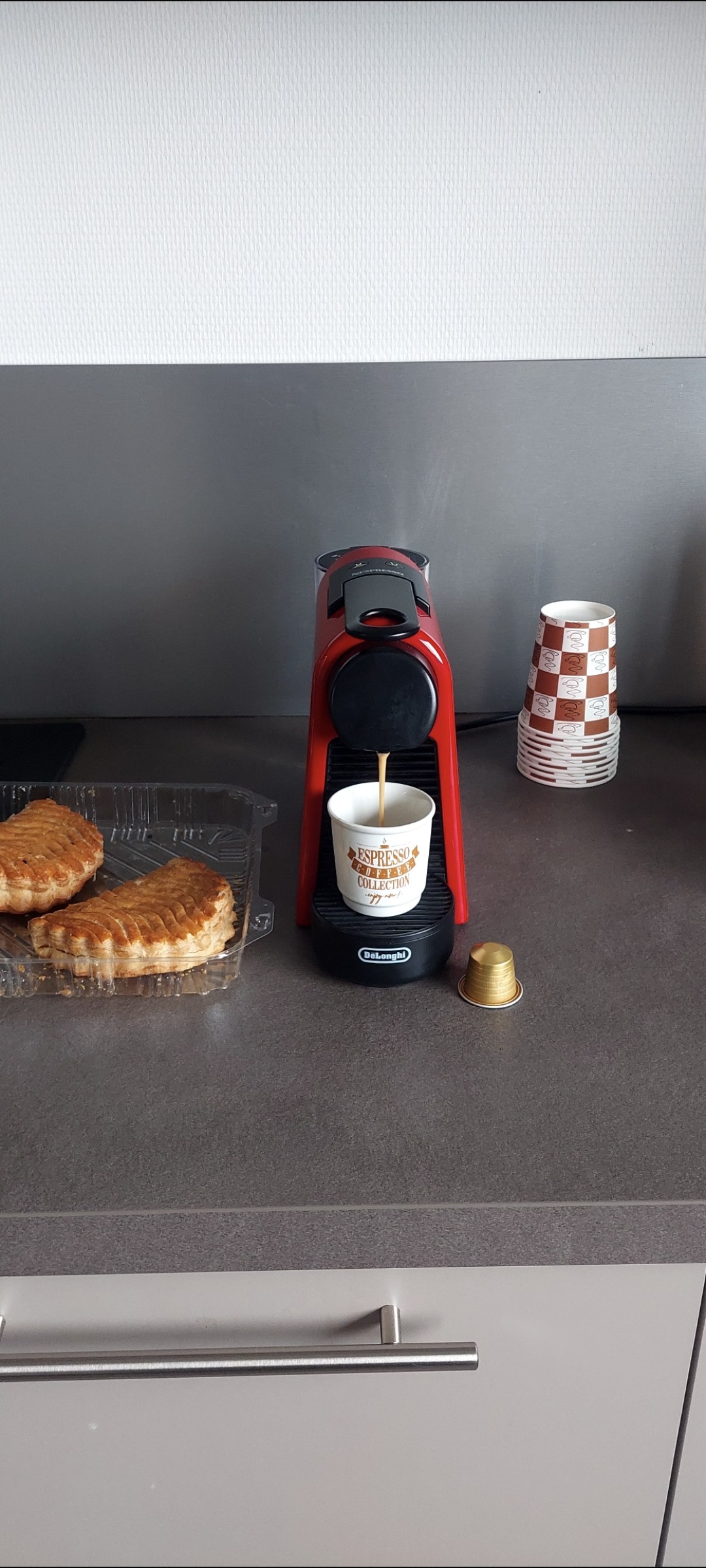 Café Bellarom Lungo en capsule 

Expresso rapide au bureau ce matin. Il reste quelques chaussons aux pommes, servez vous !!!