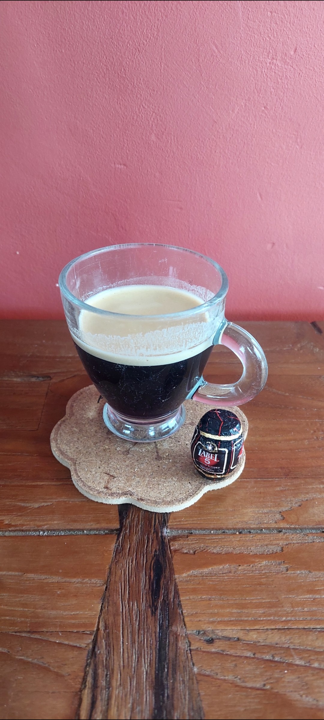 Expresso accompagné d'un chocolat au whisky Label 5