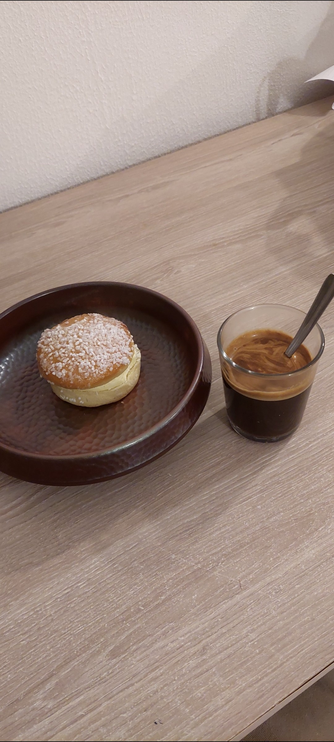 Petite folie de fin de soirée : un petit café instantané Nes de nescafé accompagné d'une Tropezienne 