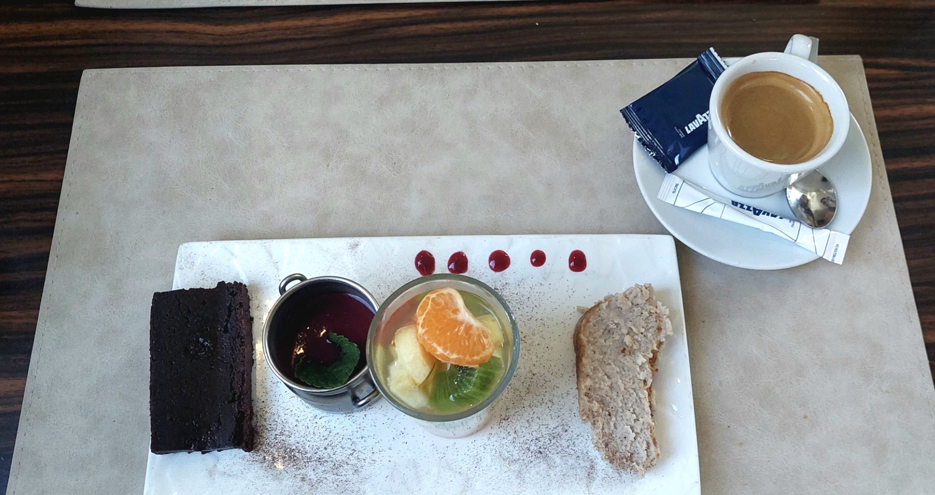 Café Lavazza espresso en grains 

Café gourmand pas très gourmand 
Heureusement le café est bon !