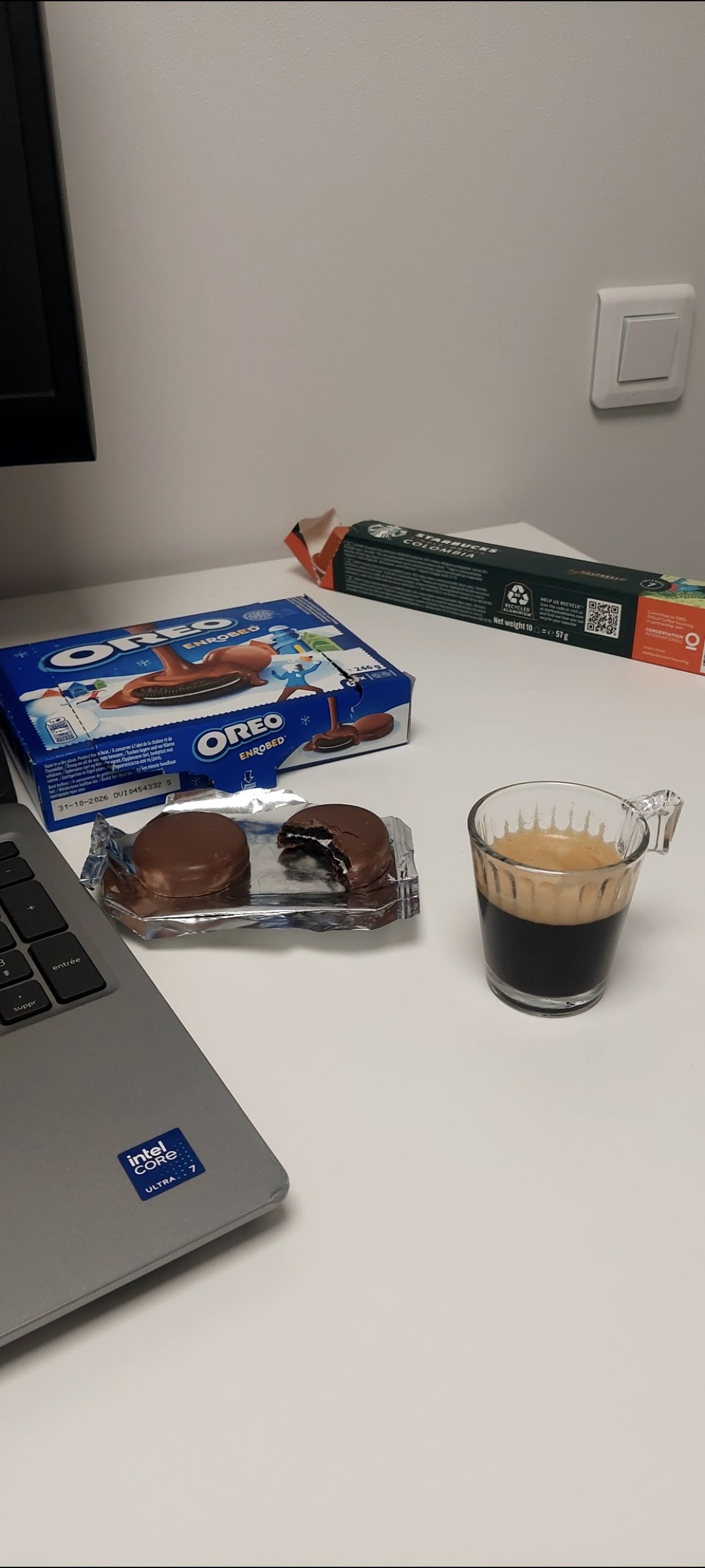 Starbucks Colombie en capsule 

Dans mon bocal en cette fin de mois.
Expresso bien corsé accompagné d'oreos enrobés de chocolat. 
Plutôt pas  mal comme combo



