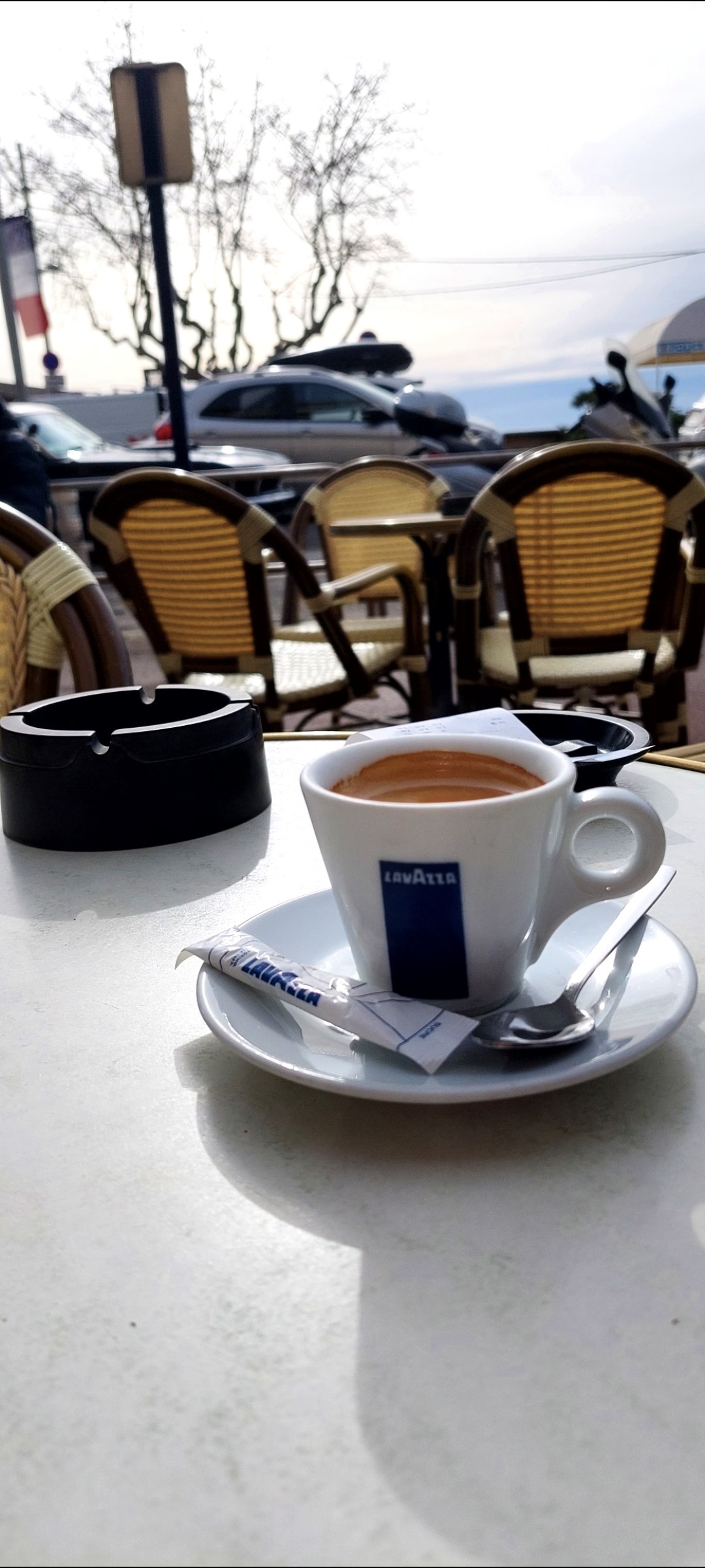 Café Lavazza en grains 
Expresso 
Petite terrasse en face de la mer en milieu de matinée.