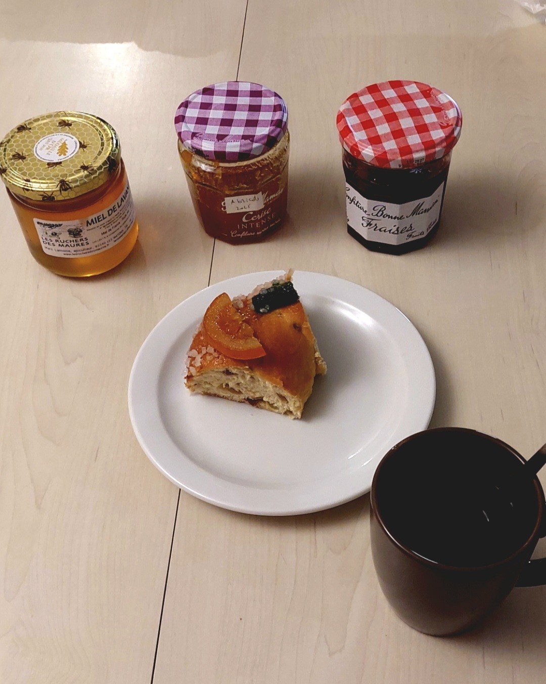 Café Meo Bio pur Arabica en grains 

Café filtre et couronne des rois 