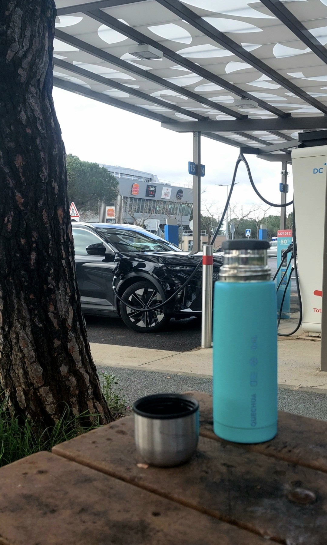 Café Meo Bio pur Arabica en grains
Quel bonheur de siroter un merveilleux café confortablement installé dans ton véhicule en attendant la fin de la recharge électrique ;-)))
La vue à 360° sur la station service et l'autoroute est époustouflante ;-)))