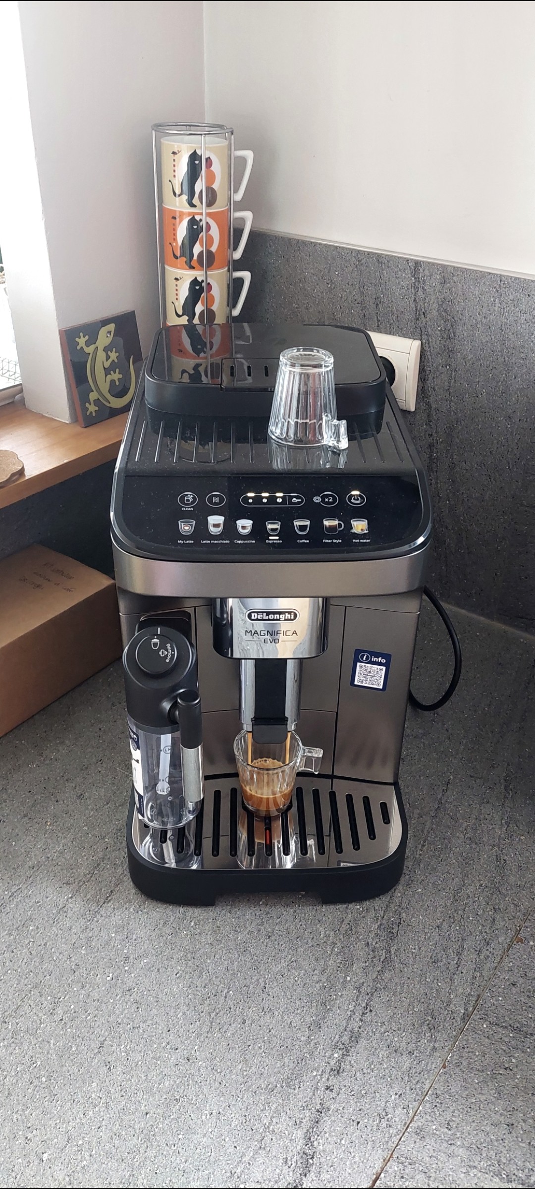 Café Meo Bio pur Arabica en grains 
Premier expresso bien serré sorti de ma nouvelle cafetière 100% automatique Delonghi Magnifica Evo.
Le résultat est plutôt pas mal avant les ultimes réglages.