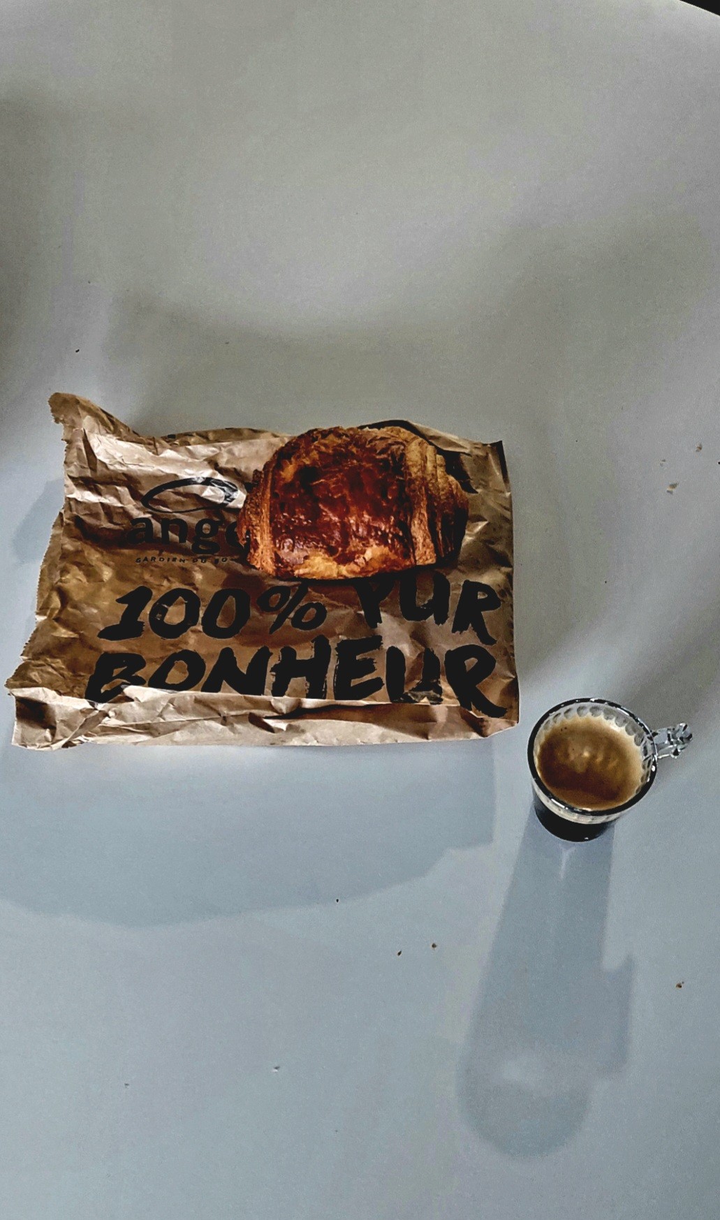 Café Starbucks Colombie en dosette 

Accompagné d'un croissant de la boulangerie industrielle Ange
Ange ou démon ? Je me pose la question ;-))